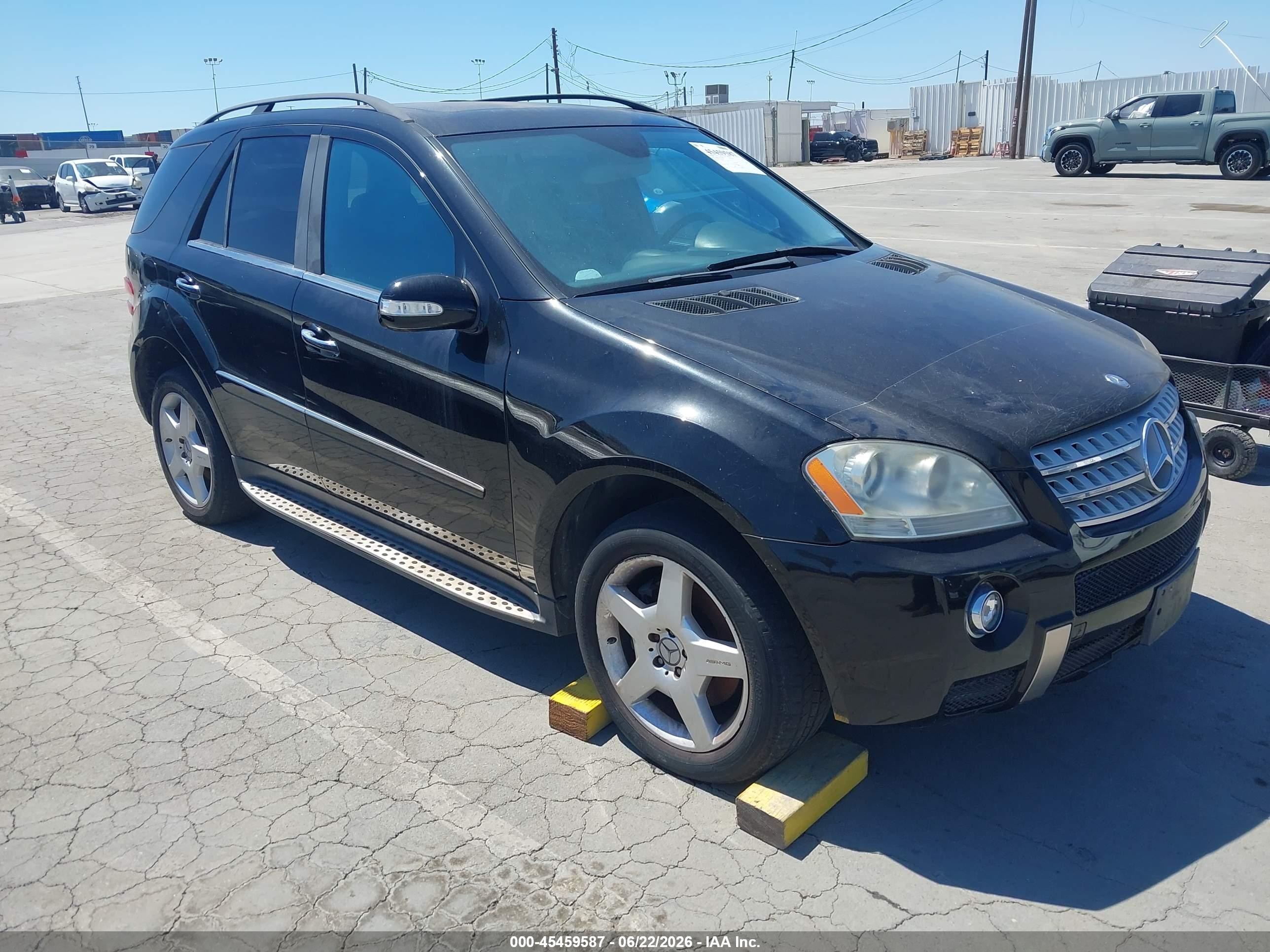 2008 Mercedes-Benz M 550, VIN 4JGBB72E18A309837 — Side