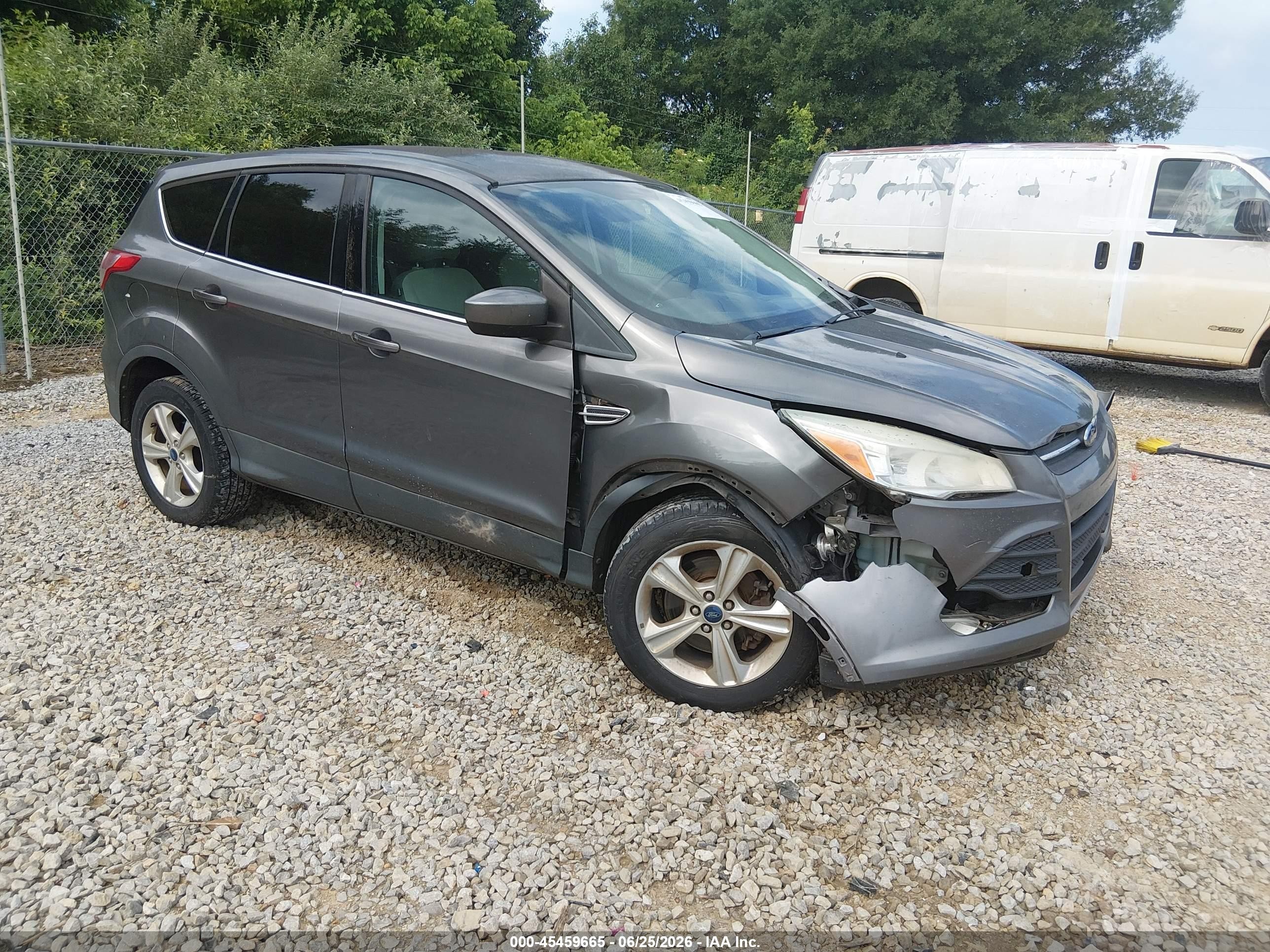 2013 Ford Escape SE, VIN 1FMCU9G92DUD92757 — Front end