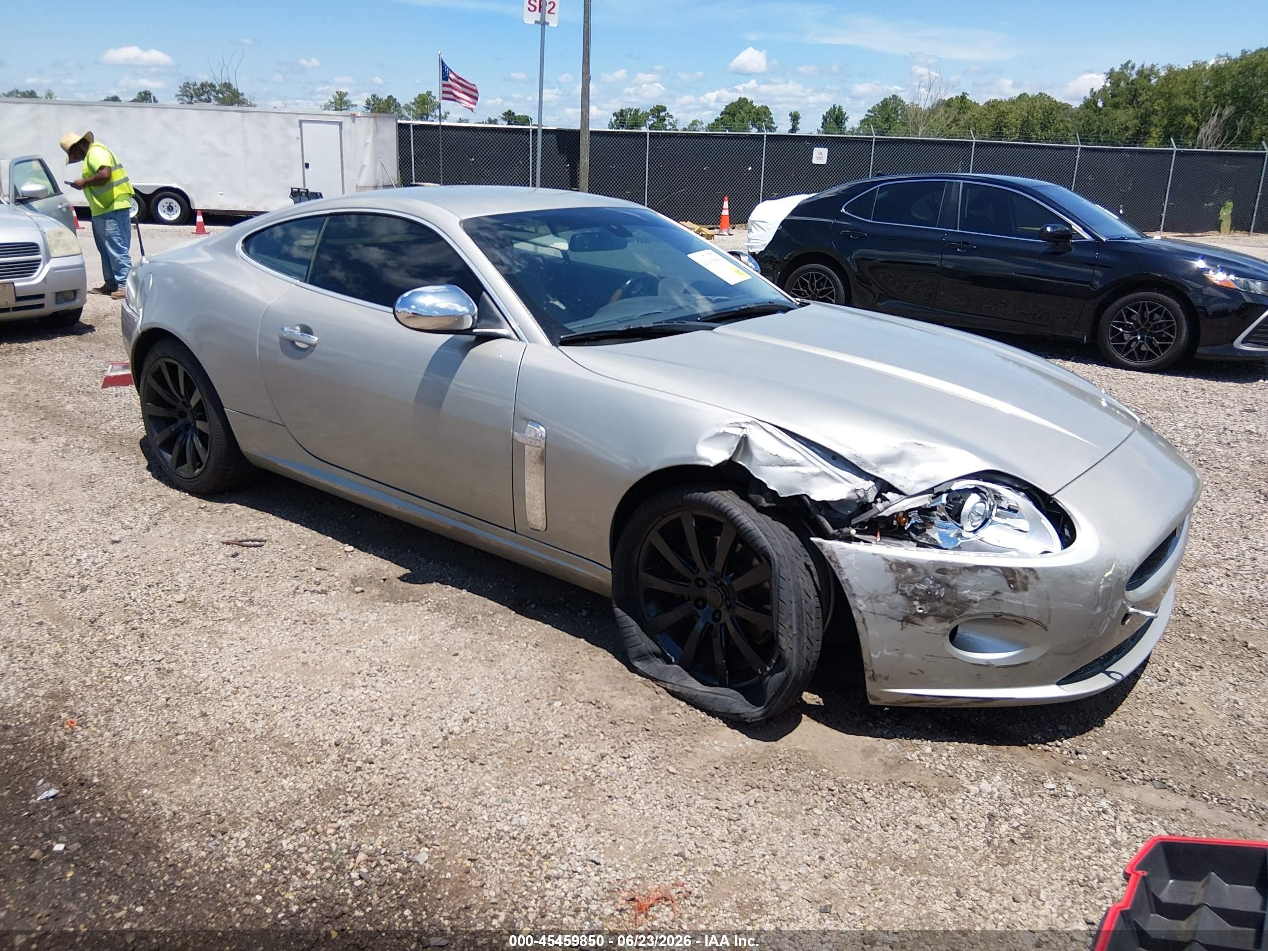 2007 Jaguar XK, VIN SAJDA43B375B05362 — Front end