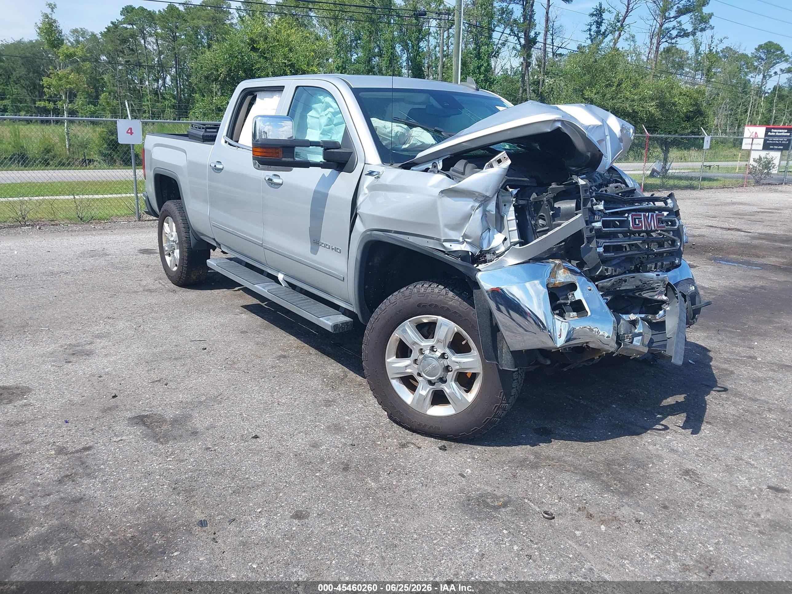 2017 GMC Sierra 2500HD SLT, VIN 1GT12TEGXHF104641 — Front end