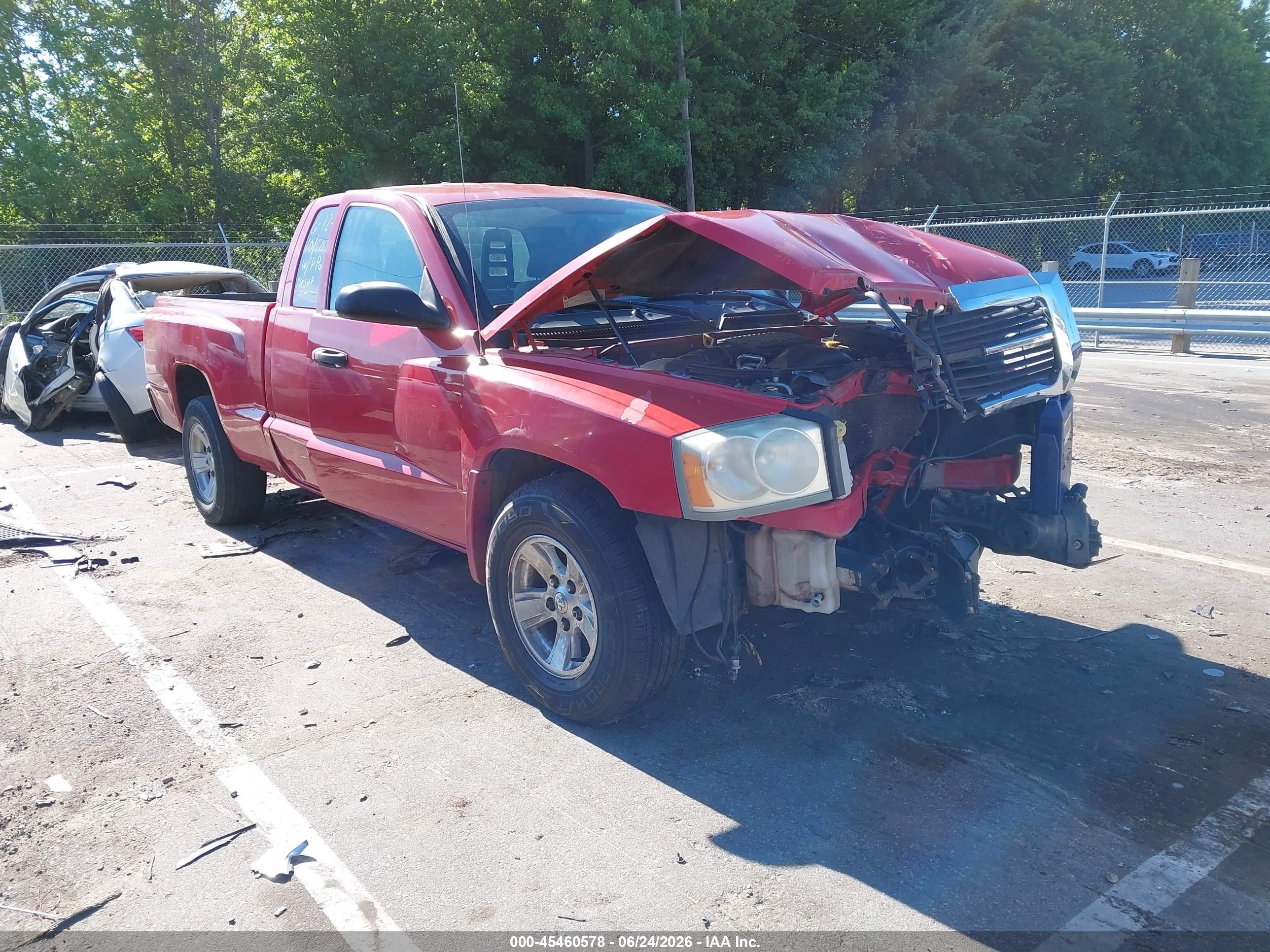 2005 Dodge Dakota SLT, VIN 1D7HE42KX5S214988 — Front end