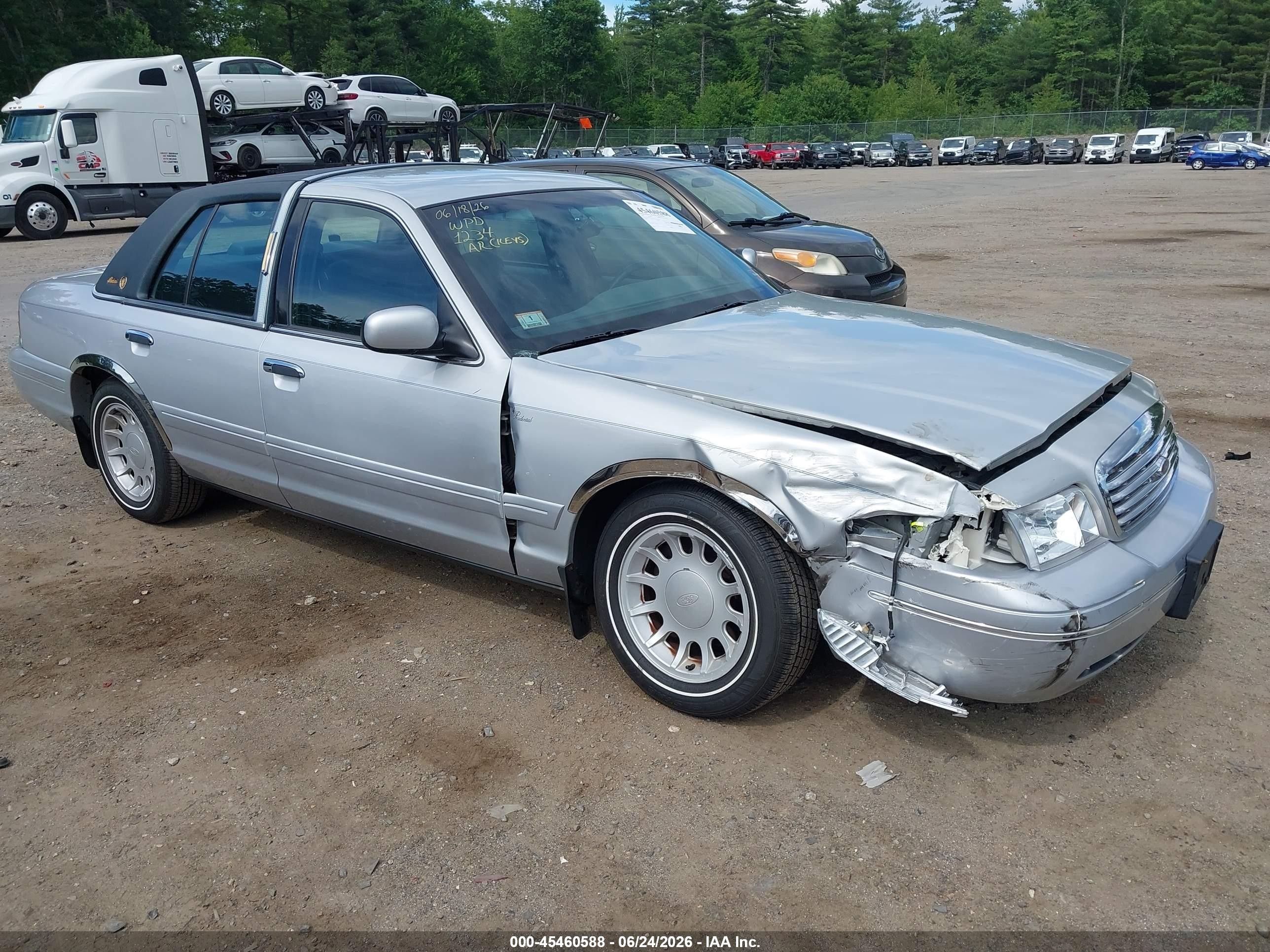2001 Ford Crown Victoria LX, VIN 2FAFP74W11X201234 — Front end