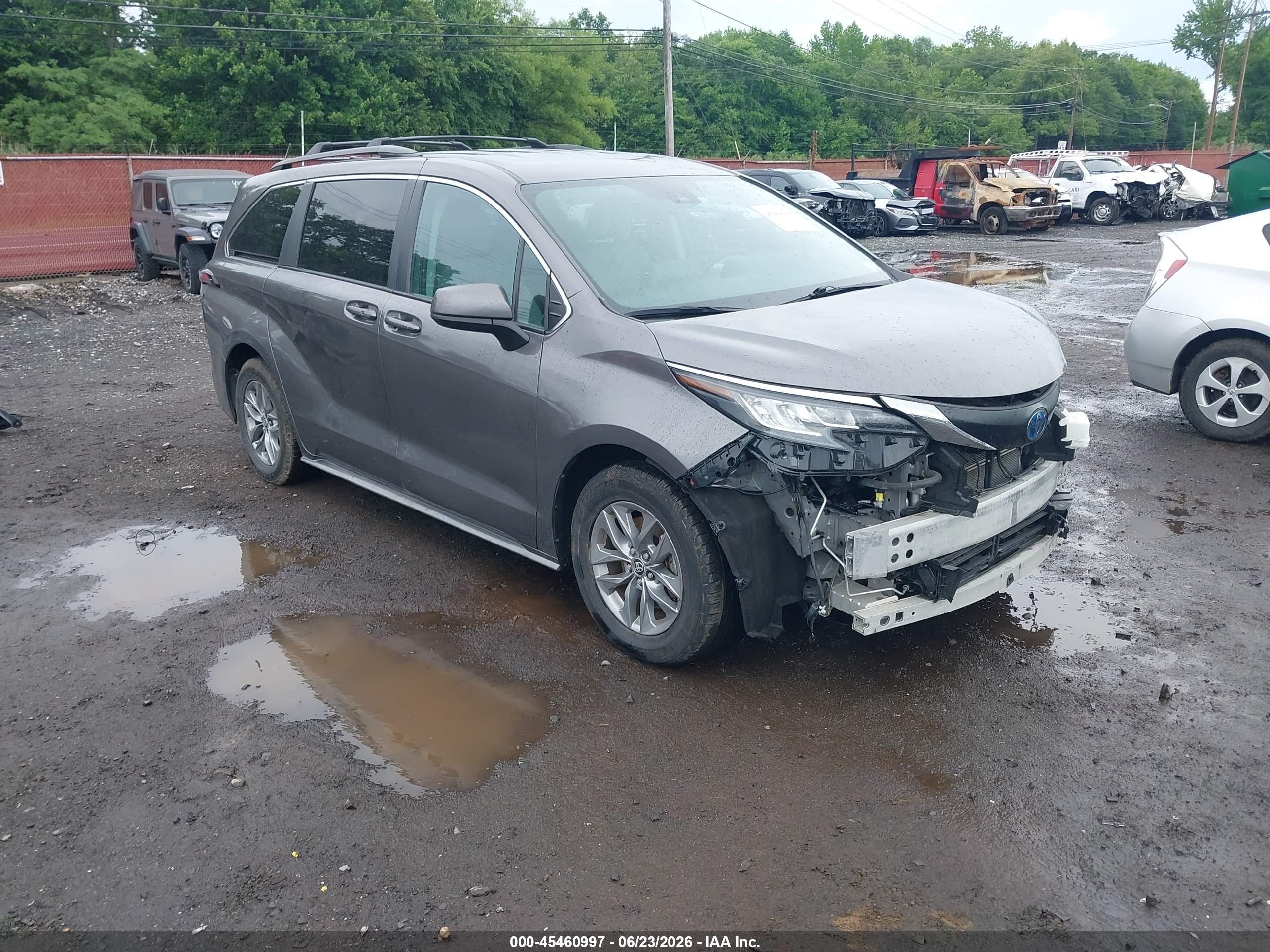 2023 Toyota Sienna LE, VIN 5TDKRKEC0PS140537 — Front end