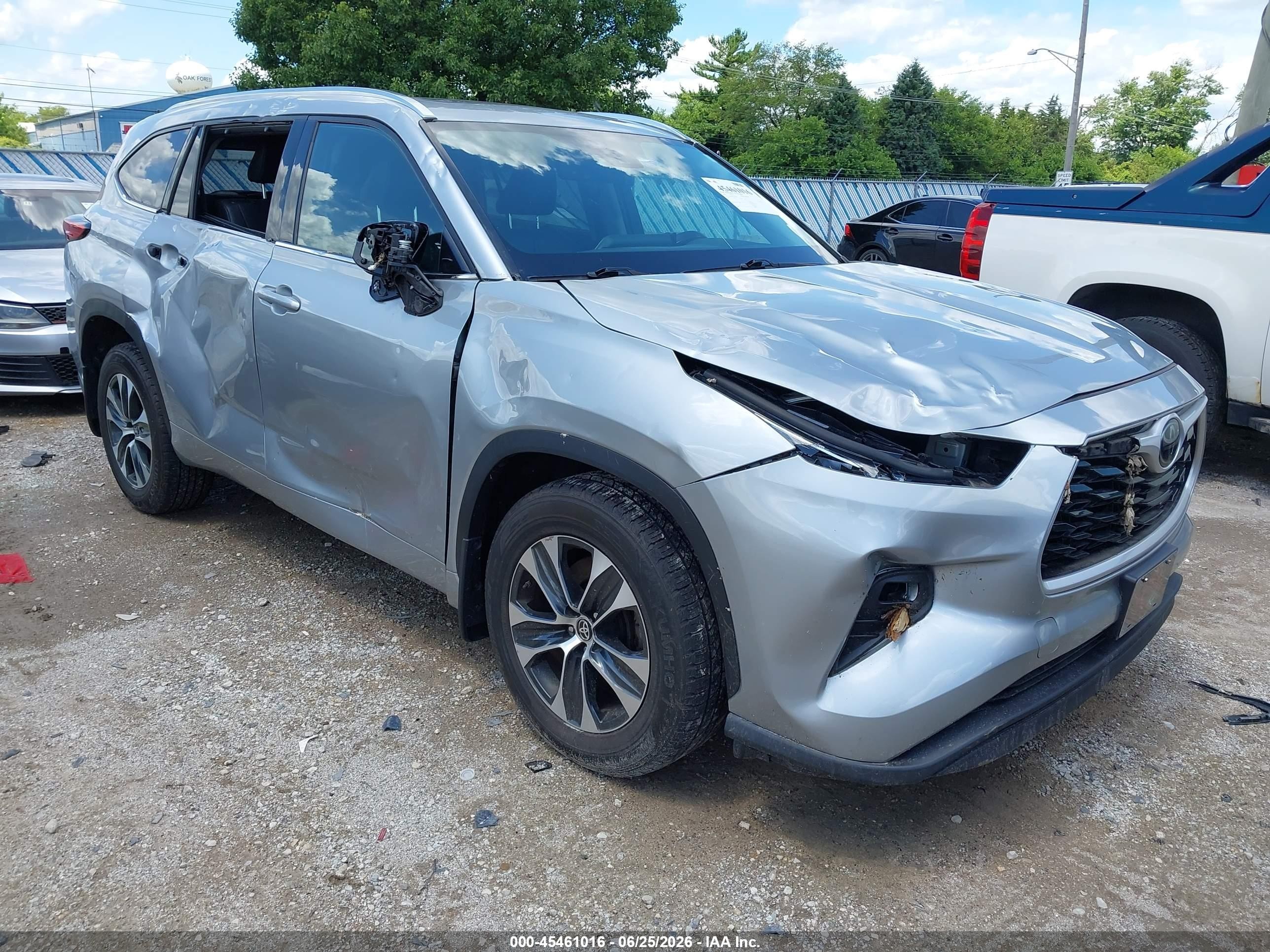 2020 Toyota Highlander XLE, VIN 5TDGZRBH8LS502834 — Front end
