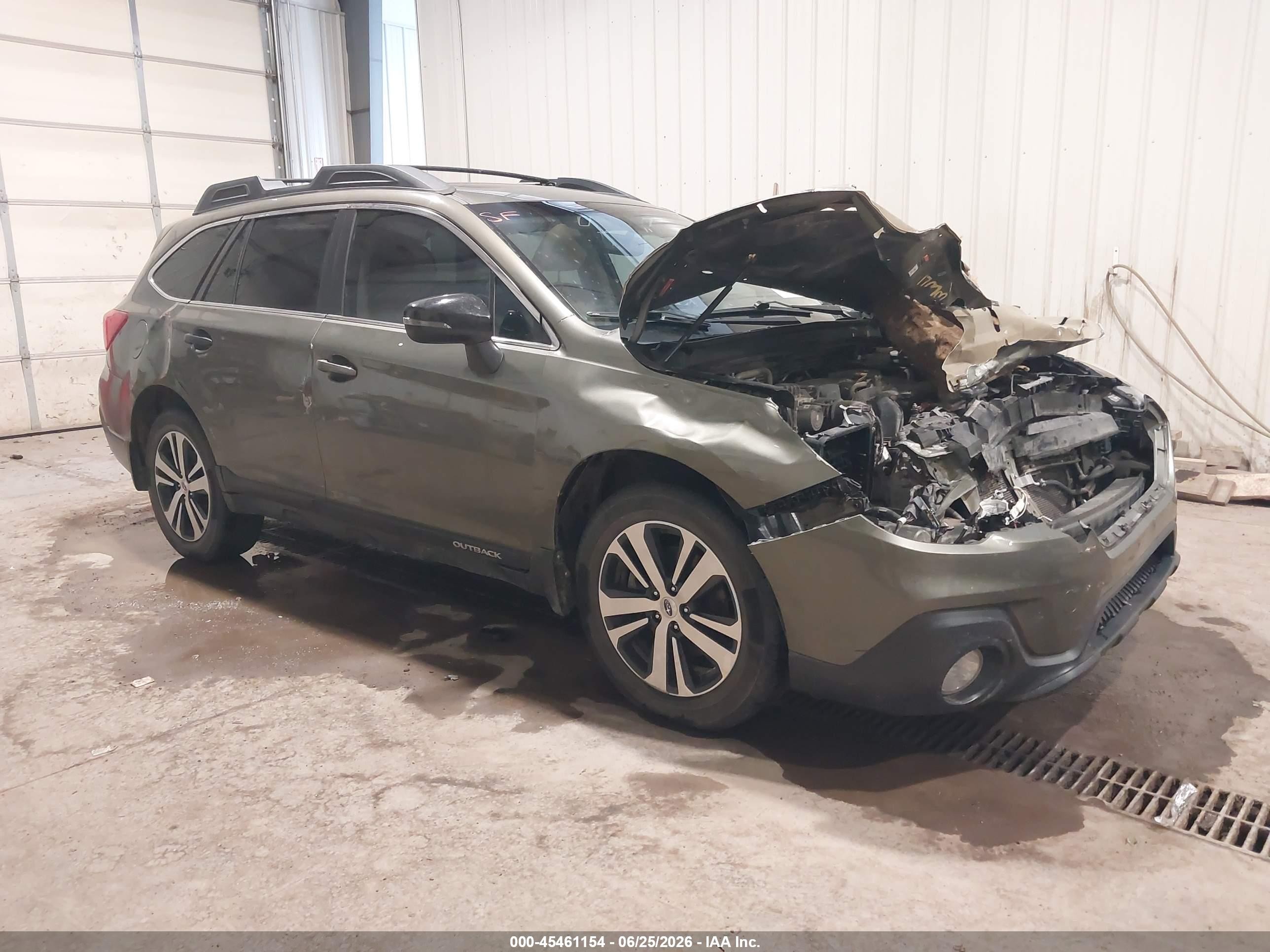 2018 Subaru Outback Limited, VIN 4S4BSANC0J3290604 — Перед