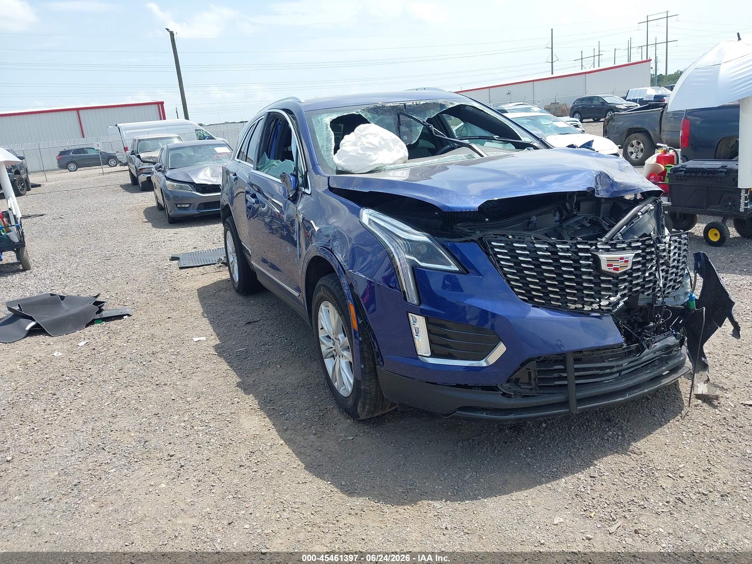 2025 Cadillac XT5 FWD Luxury, VIN 1GYKNAR42SZ109297 — Перед