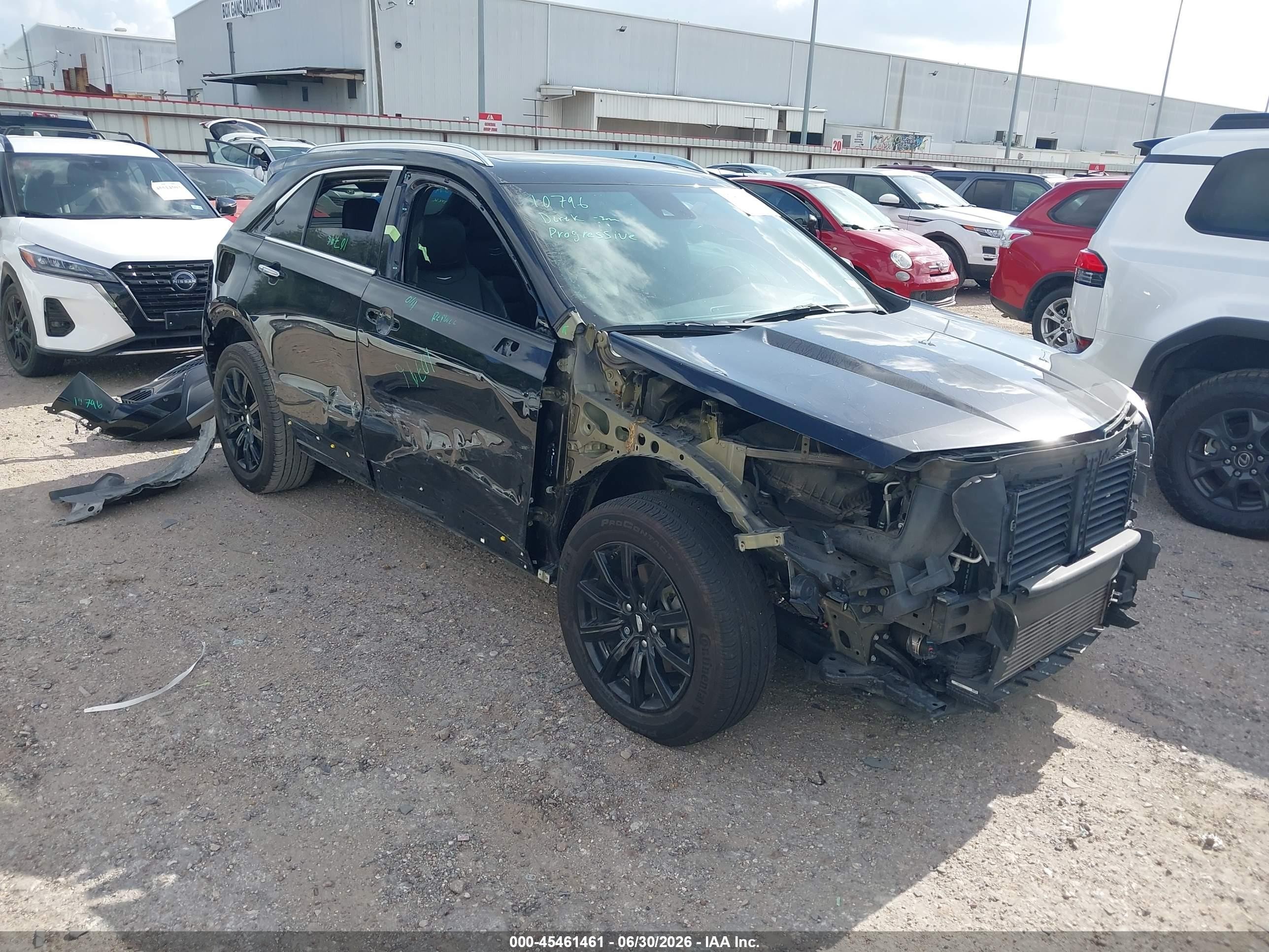 2021 Cadillac XT4 FWD Premium Luxury, VIN 1GYFZCR41MF071535 — Перед