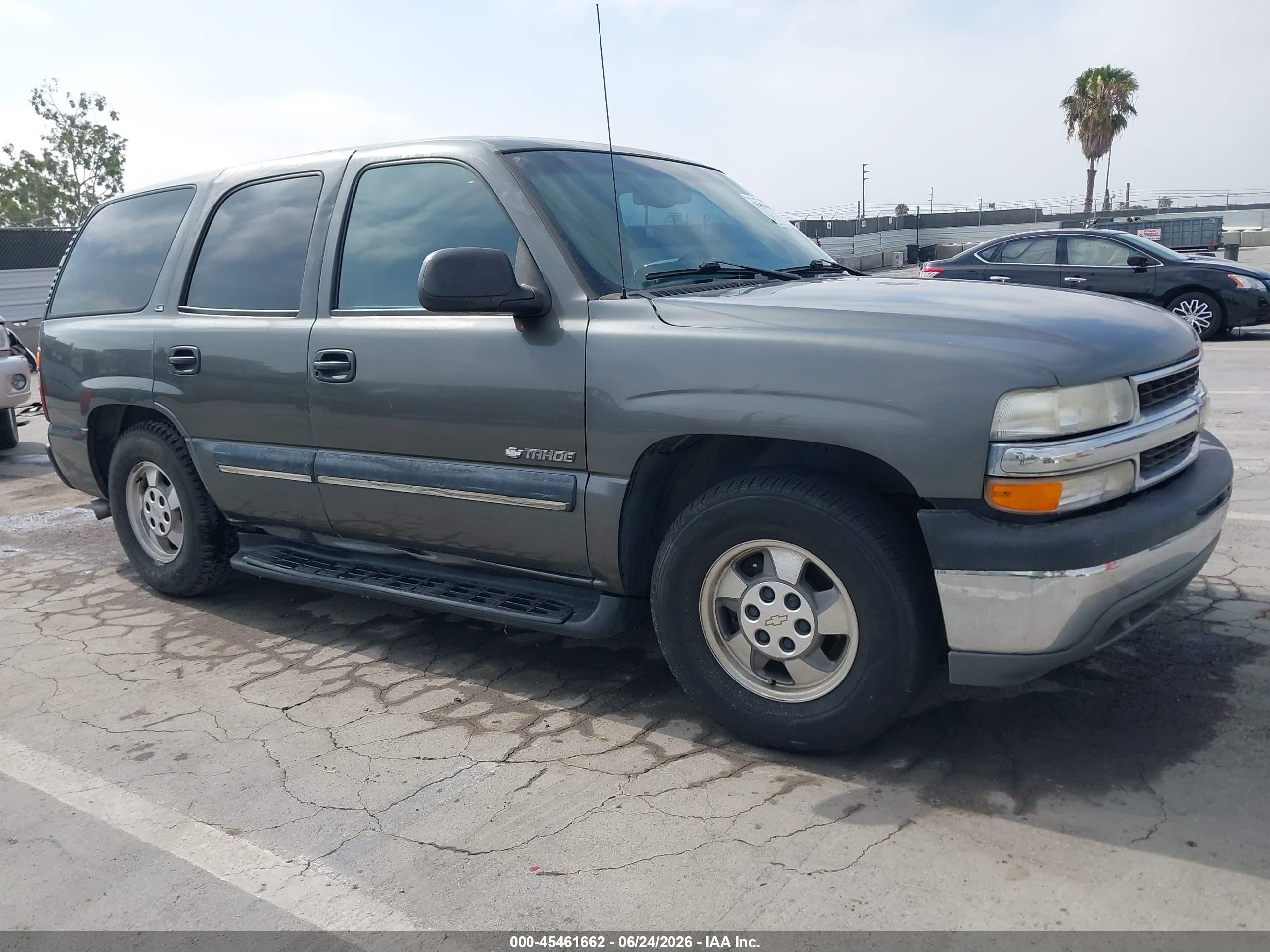 2001 Chevrolet Tahoe LS, VIN 1GNEC13T71J180007 — Side