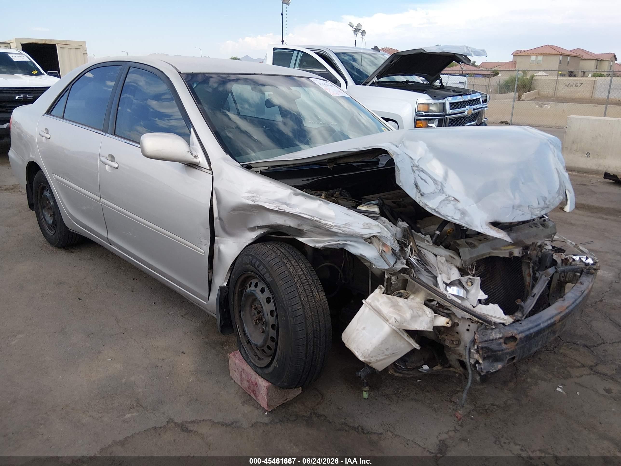 2005 Toyota Camry LE, VIN 4T1BE32KX5U422234 — Front end