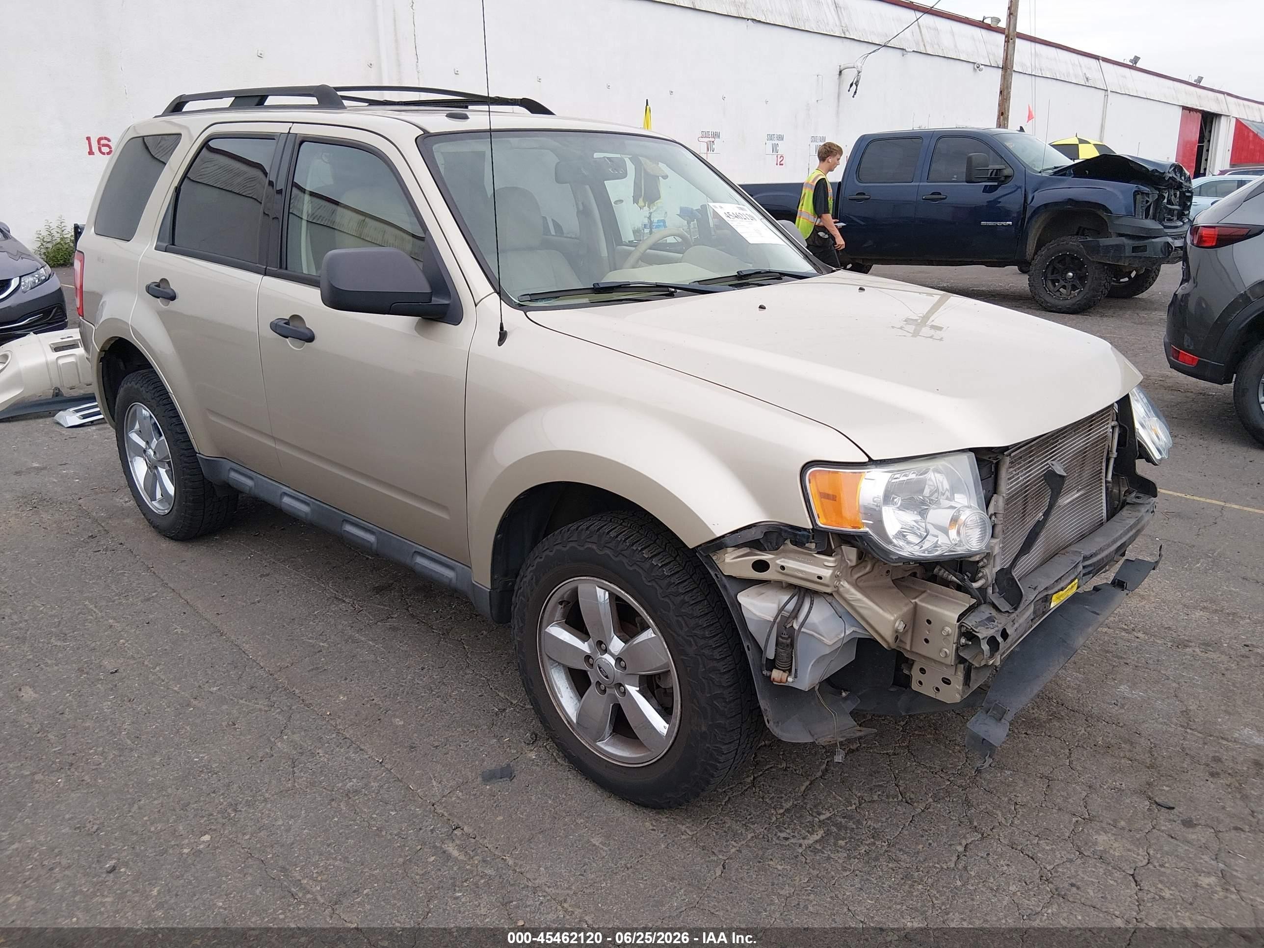 2010 Ford Escape XLT, VIN 1FMCU9DG0AKC20821 — Front end