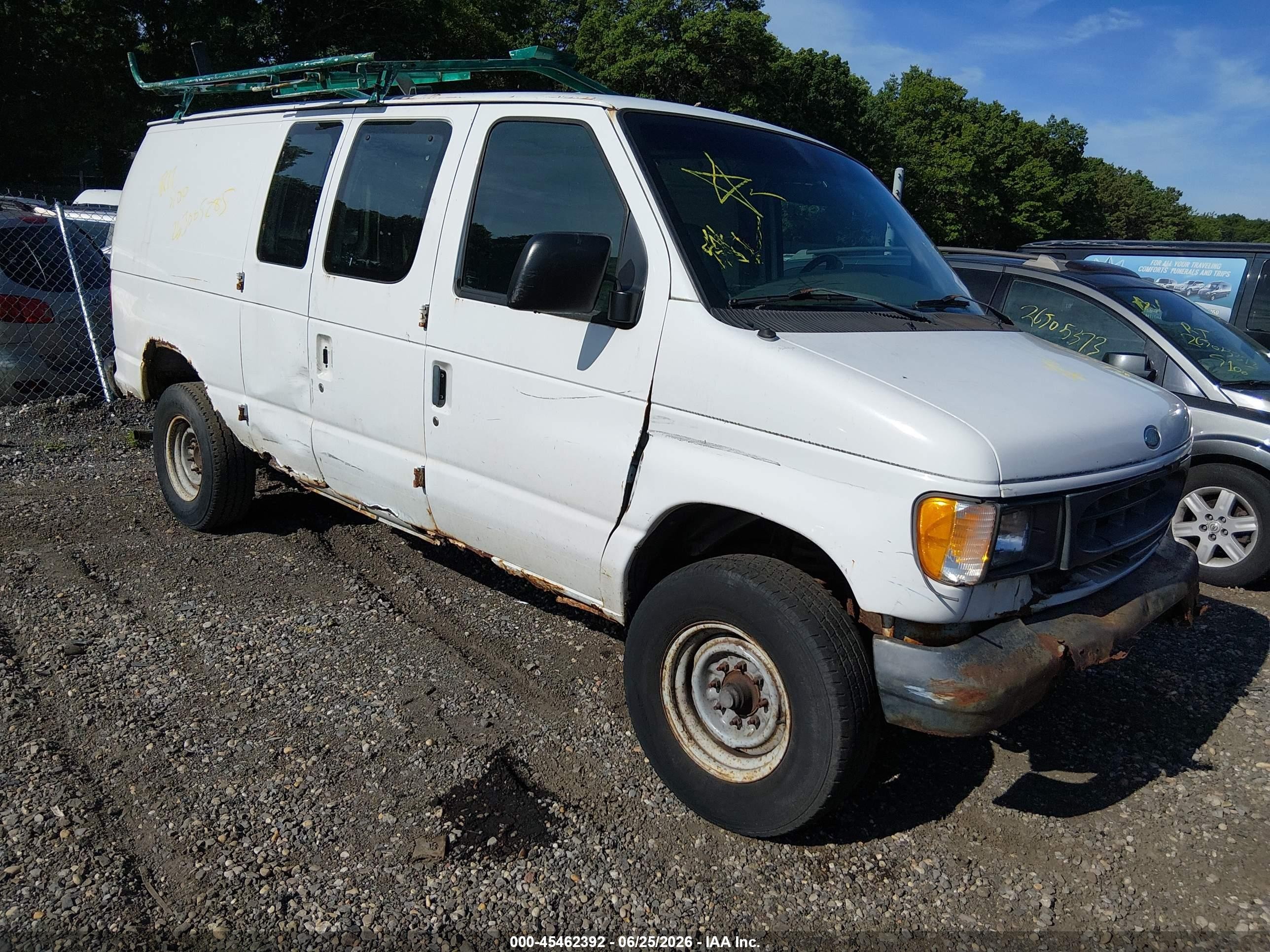 2000 Ford Econoline Cargo, VIN 1FTNE2429YHB08497 — Front end
