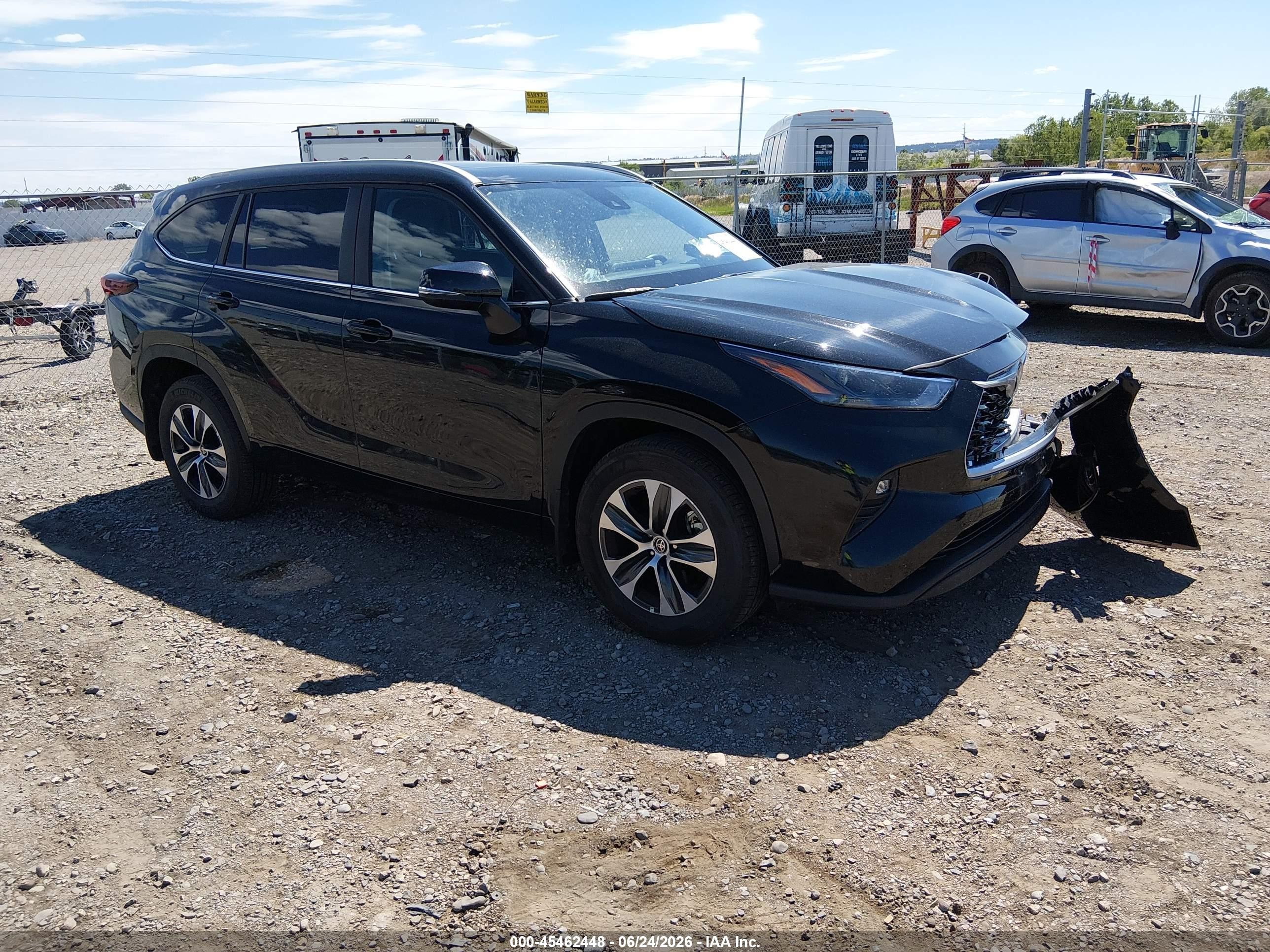 2026 Toyota Highlander Platinum, VIN 5TDKDRBH3TS604504 — Front end