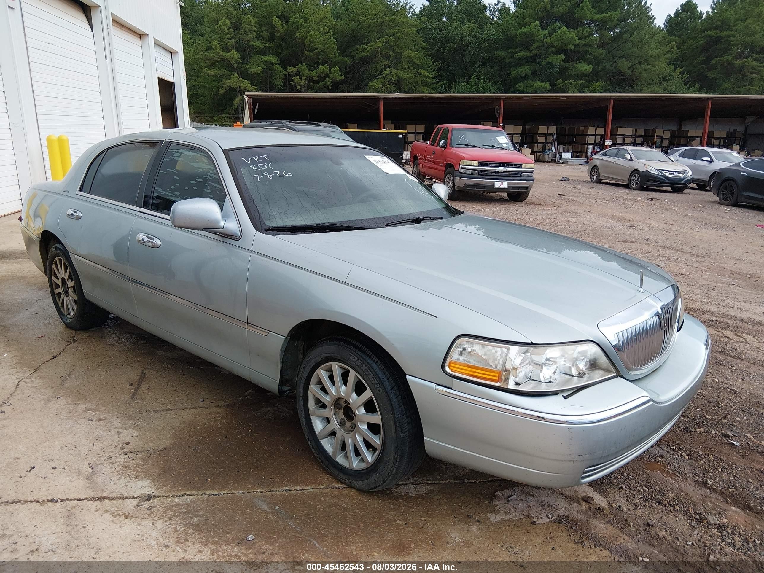 2007 Lincoln Town Car Signature, VIN 1LNHM81V67Y619323 — Normal wear