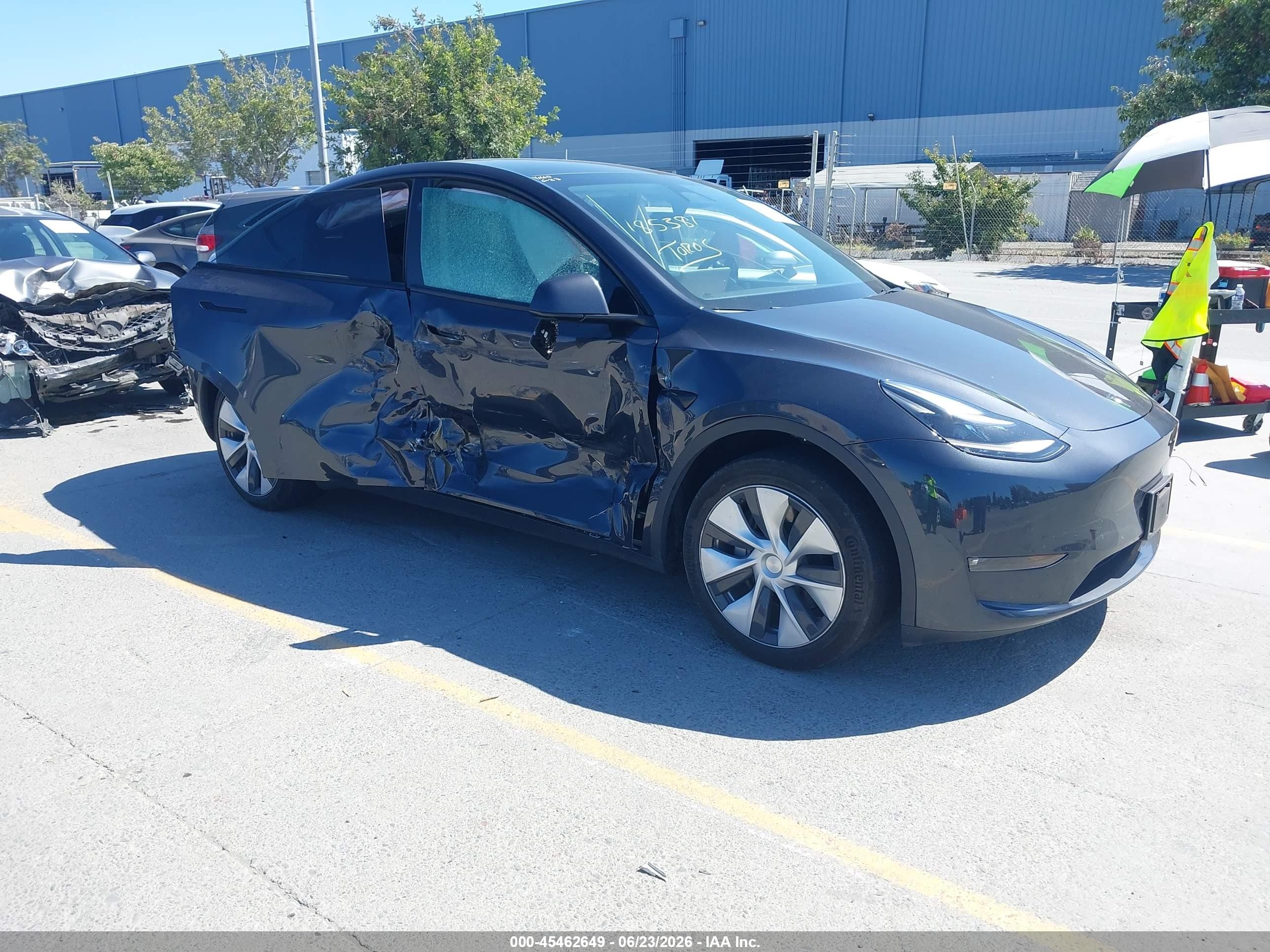 2024 Tesla Model Y Long Range, VIN 7SAYGDEE1RF060011 — Side