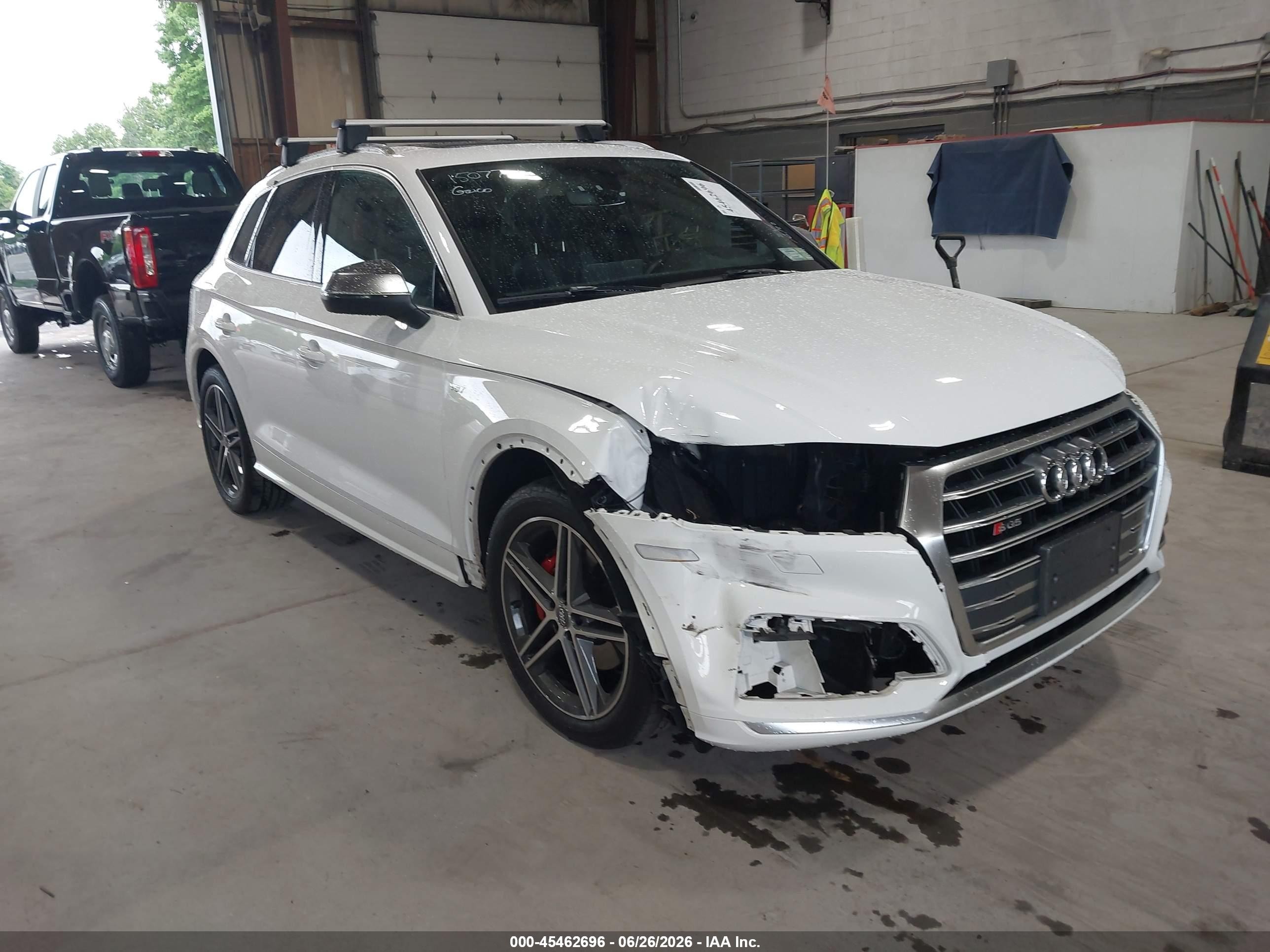 2018 Audi SQ5 Premium Plus, VIN WA1A4AFY9J2212505 — Бок