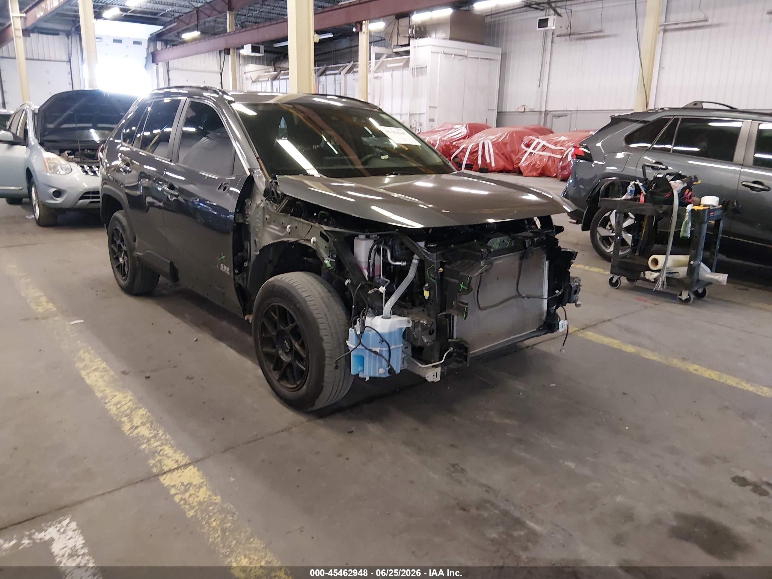 2021 Toyota RAV4 XLE, VIN 2T3P1RFV3MC249172 — Front end