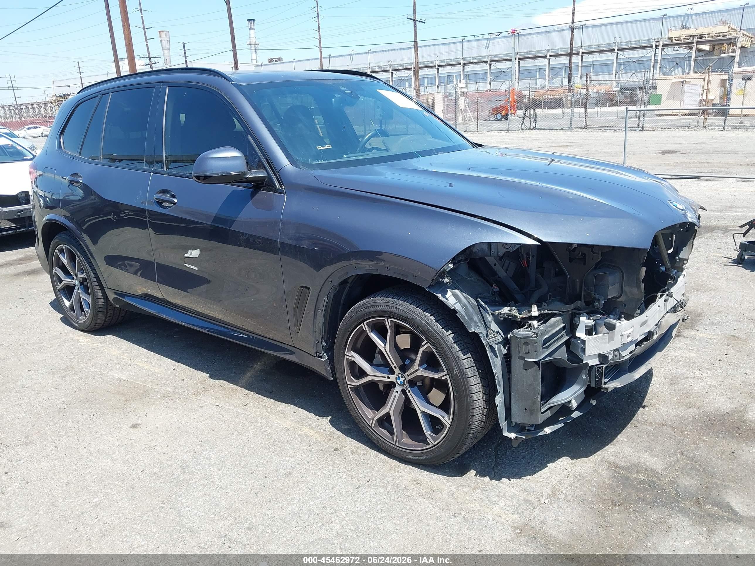 2021 BMW X5 sDrive40i, VIN 5UXCR4C09M9E62128 — Перед