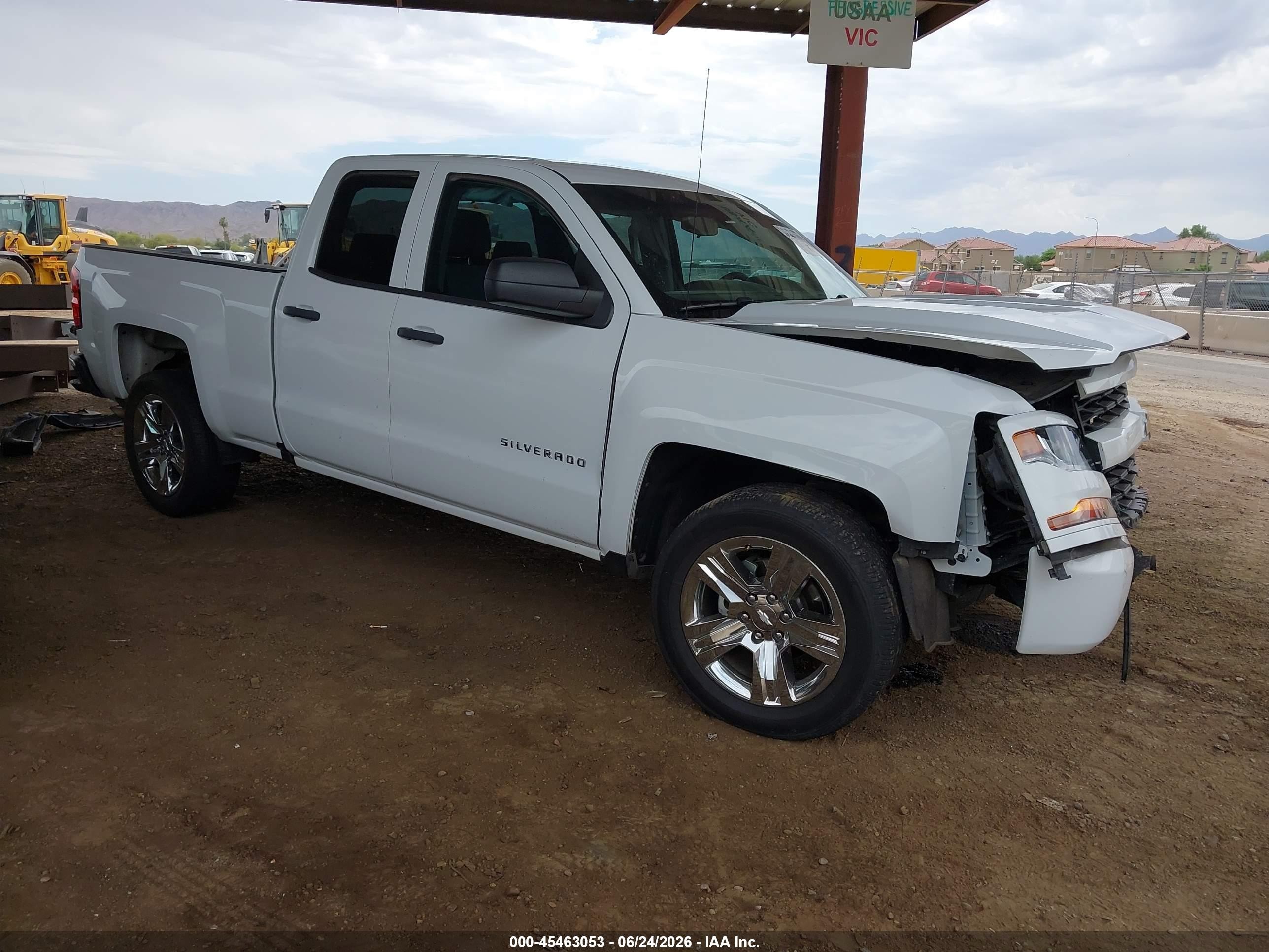2018 Chevrolet Silverado 1500 Custom, VIN 1GCRCPEC2JZ291205 — Front end