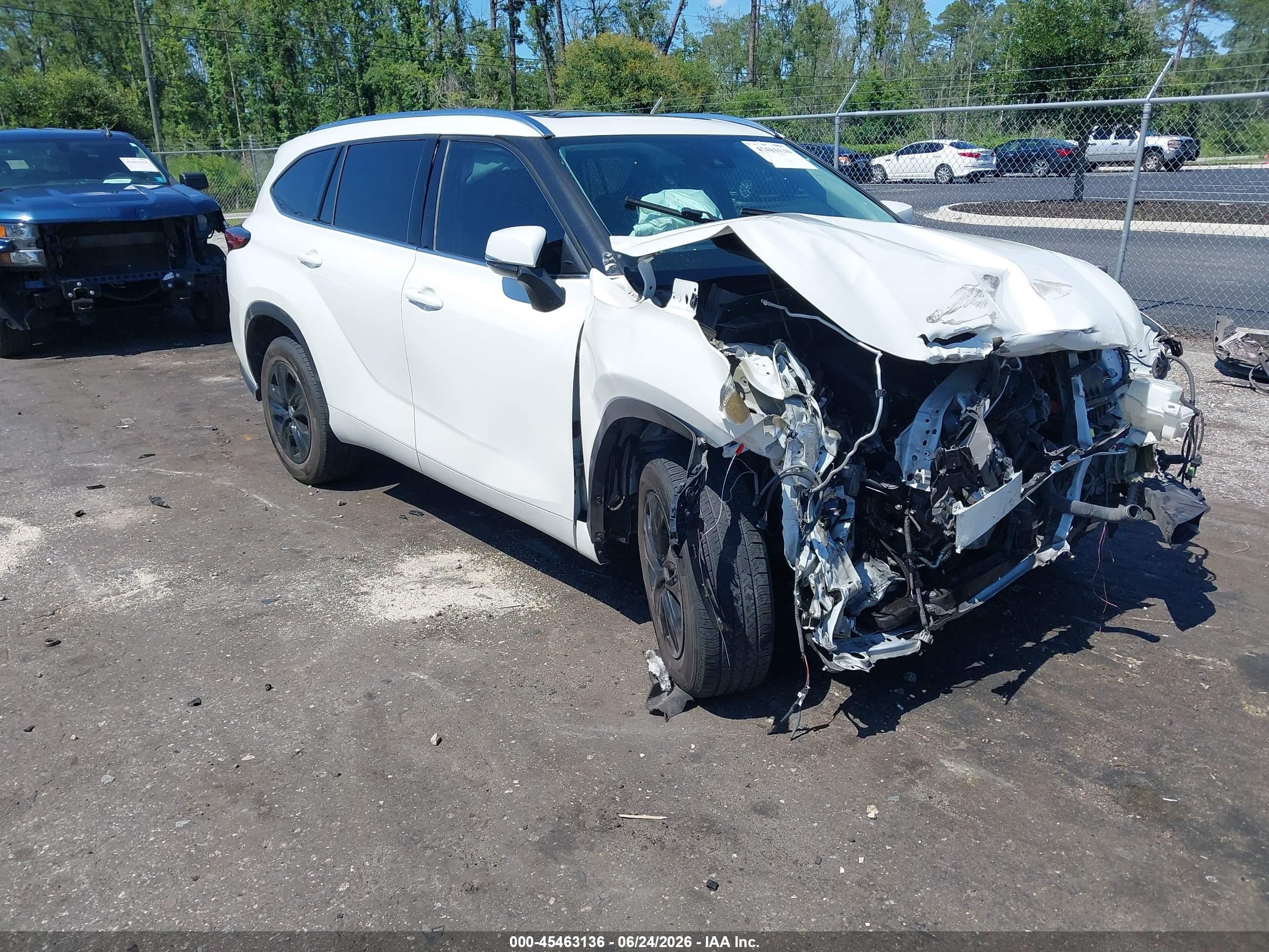 2020 Toyota Highlander XLE, VIN 5TDGZRAH8LS022097 — Front end