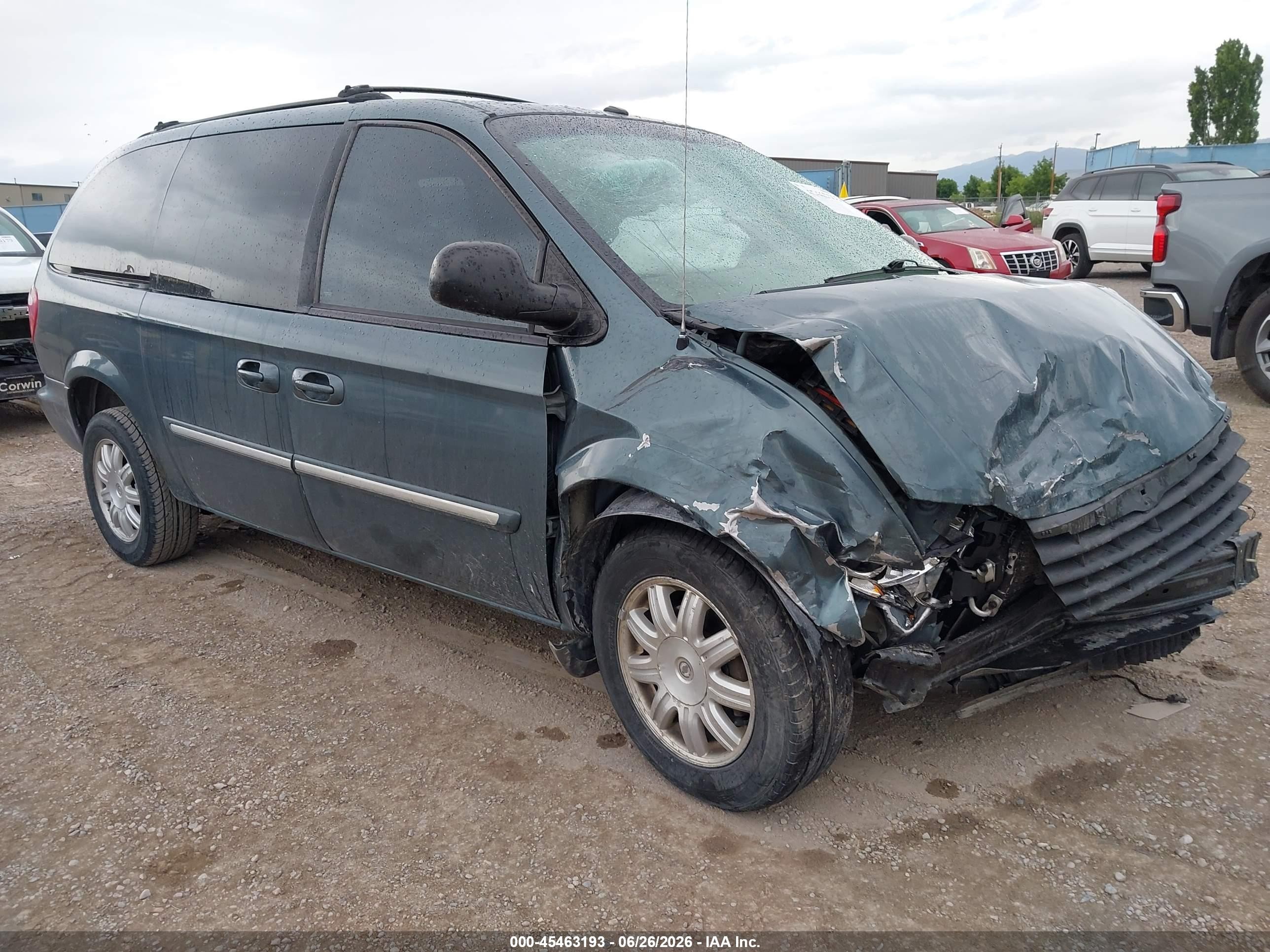 2007 Chrysler Town & Country Touring, VIN 2A4GP54L47R124312 — Front end