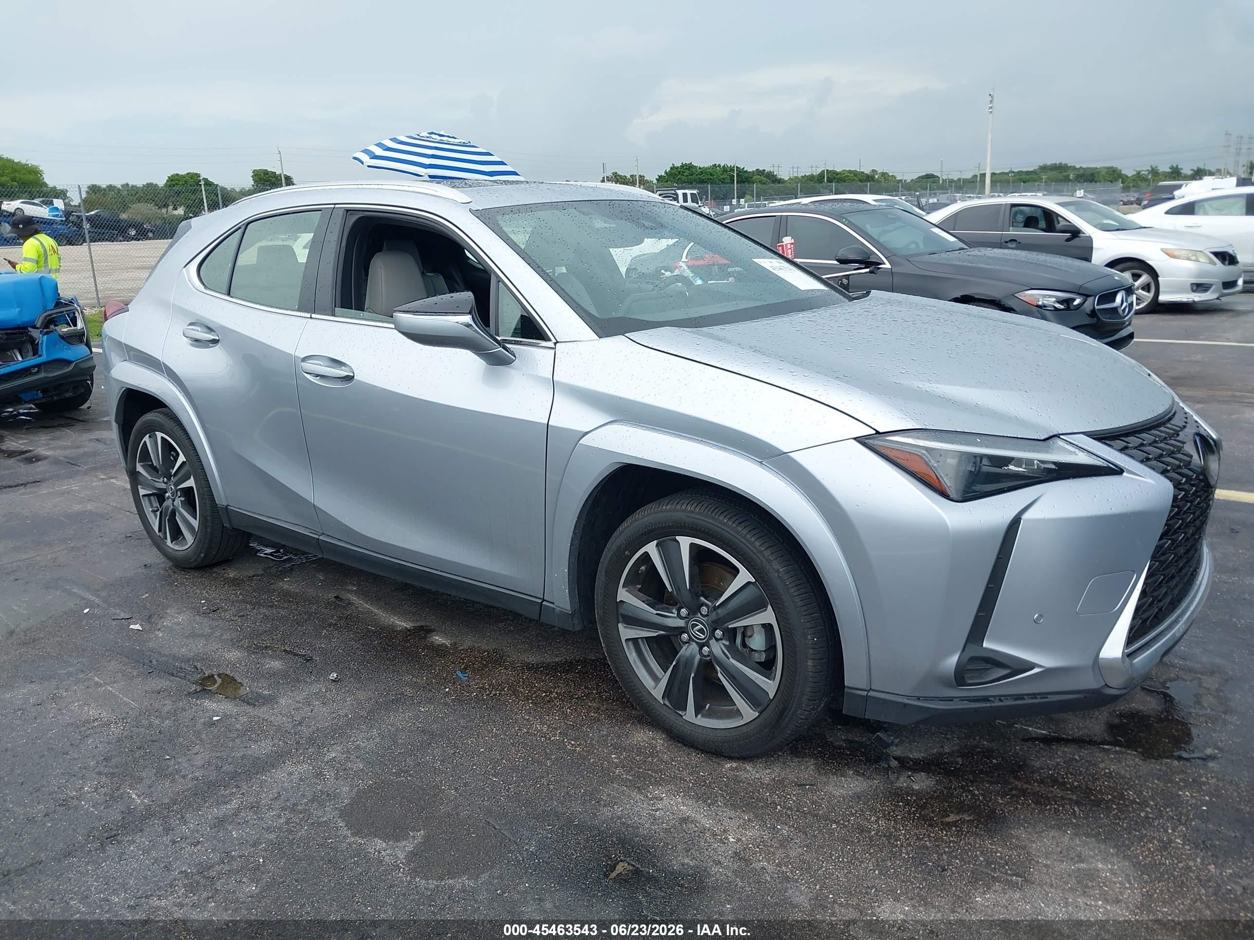 2023 Lexus UX 250h Premium, VIN JTHP6JBH7P2141957 — Вода / потоп
