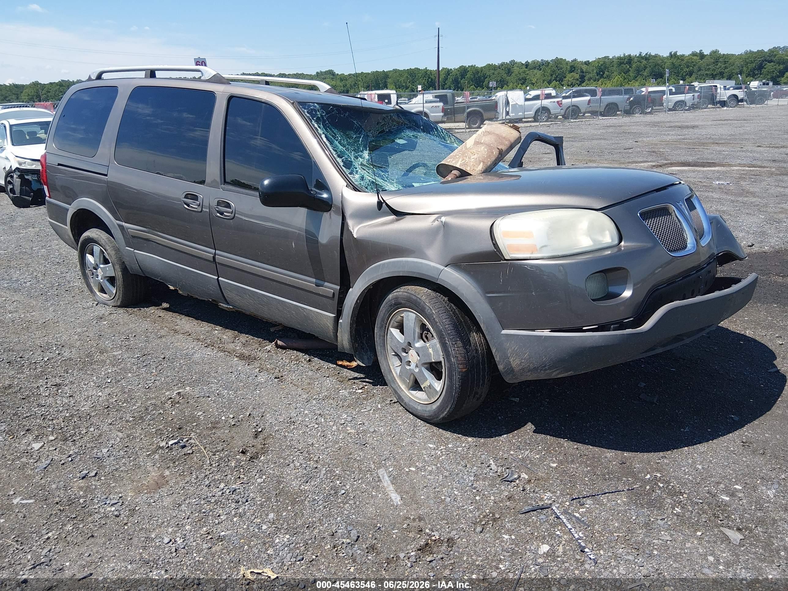 2005 Pontiac Montana 1SB, VIN 1GMDV33L55D291388 — Front end