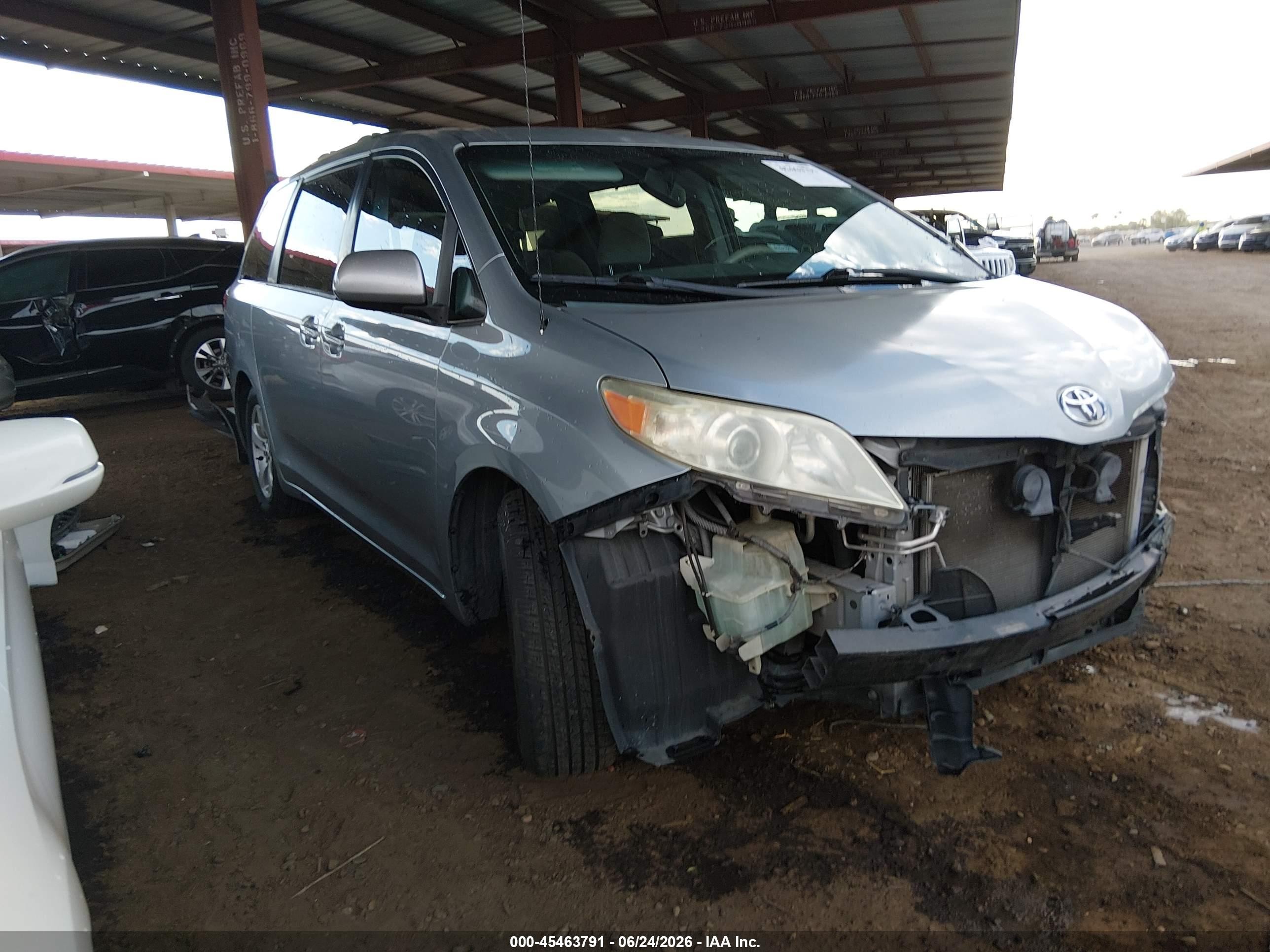 2014 Toyota Sienna LE, VIN 5TDKK3DC7ES524887 — Front end