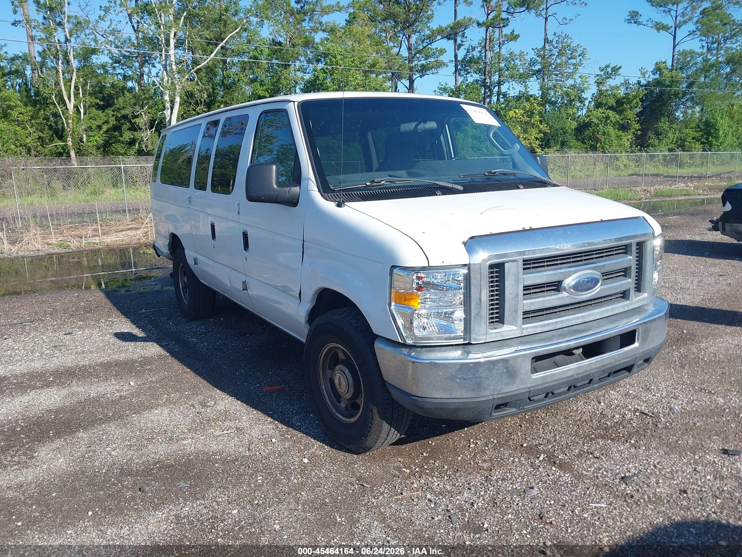 2013 Ford Econoline Passenger XLT, VIN 1FDSS3BL7DDA42137 — Rear end
