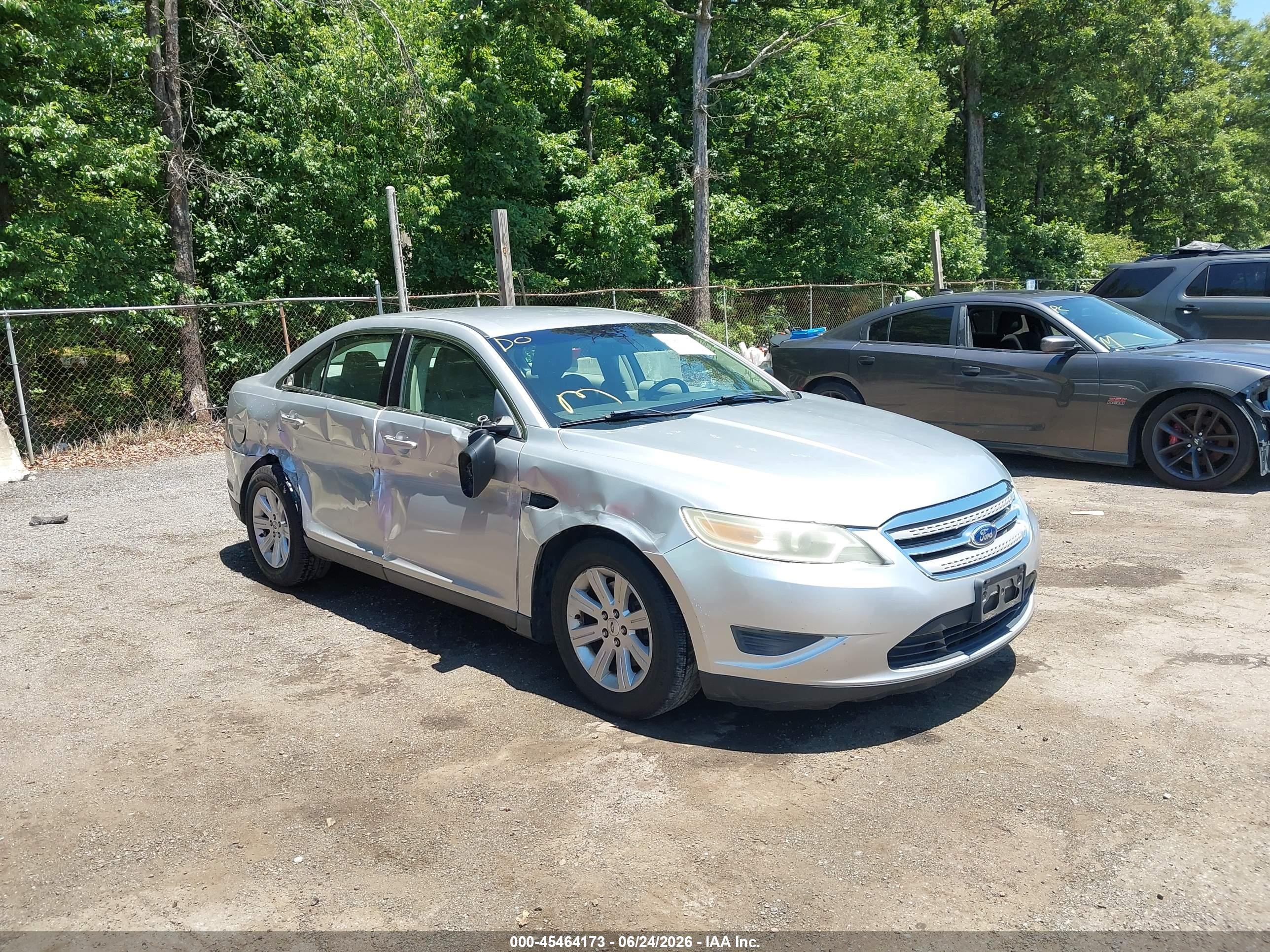 2011 Ford Taurus SE, VIN 1FAHP2DW5BG137105 — Side