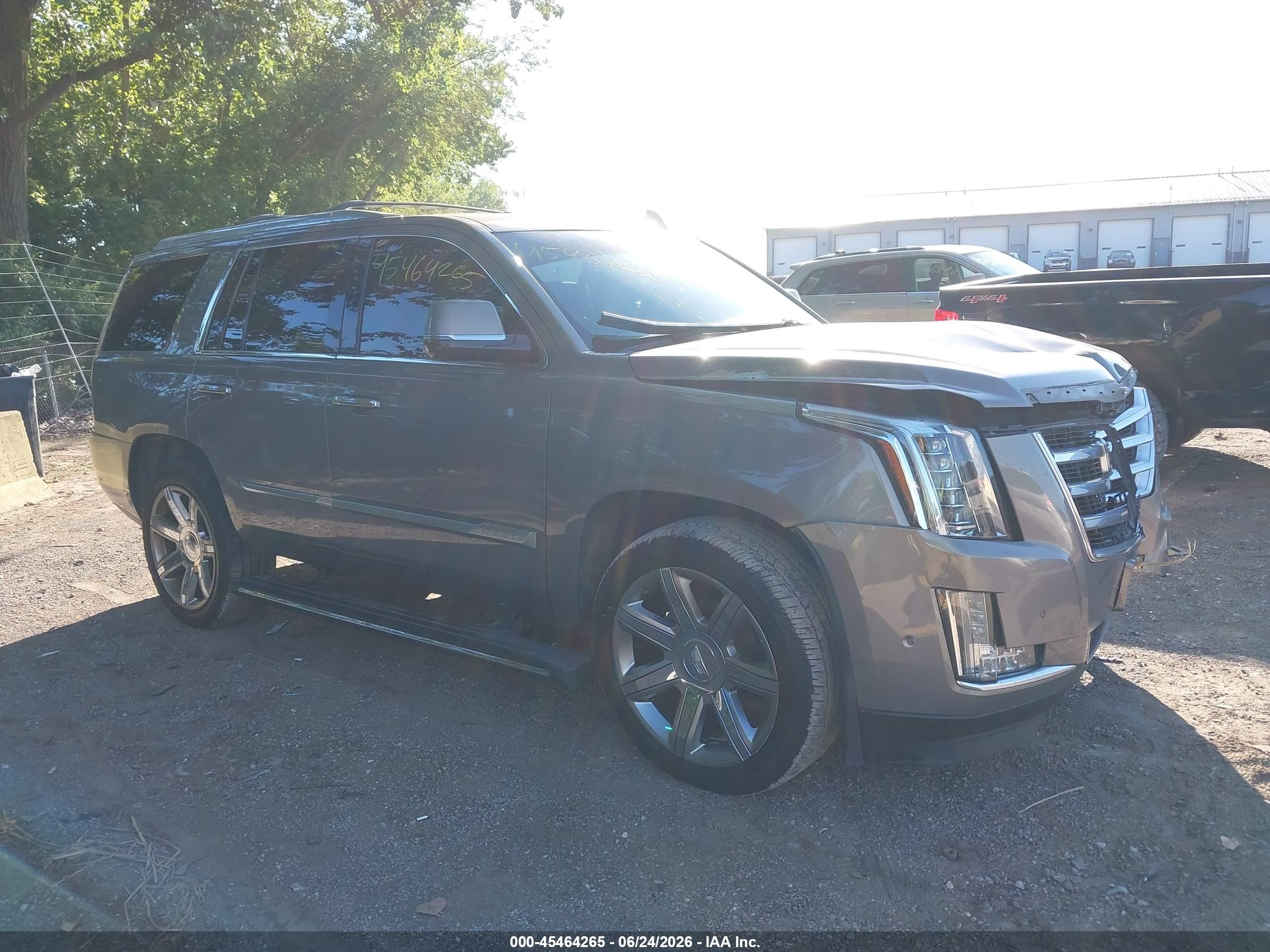 2018 Cadillac Escalade Premium Luxury, VIN 1GYS4CKJ9JR296616 — Front end