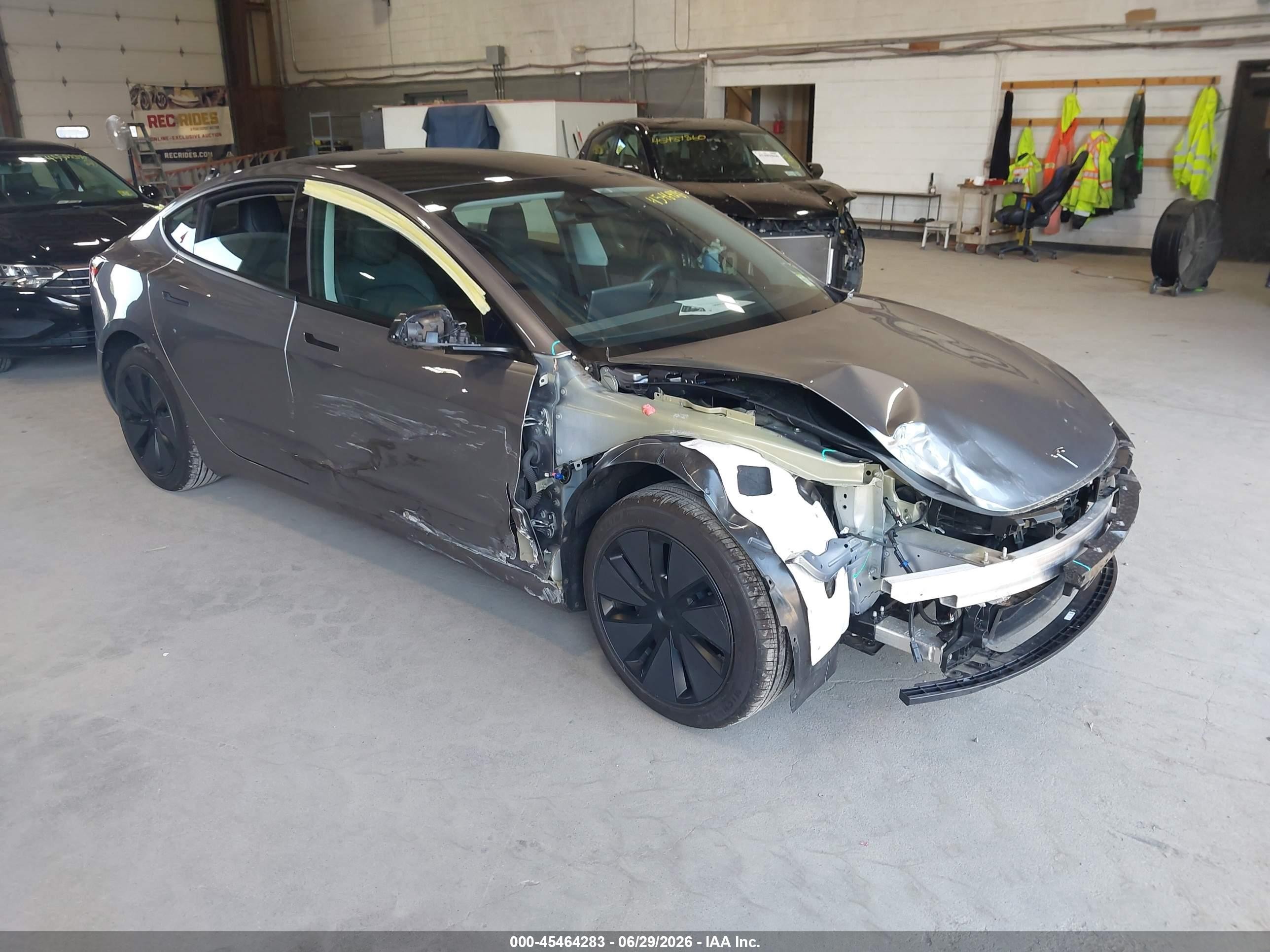2025 Tesla Model 3 Long Range, VIN 5YJ3E1EA6SF925294 — Бок