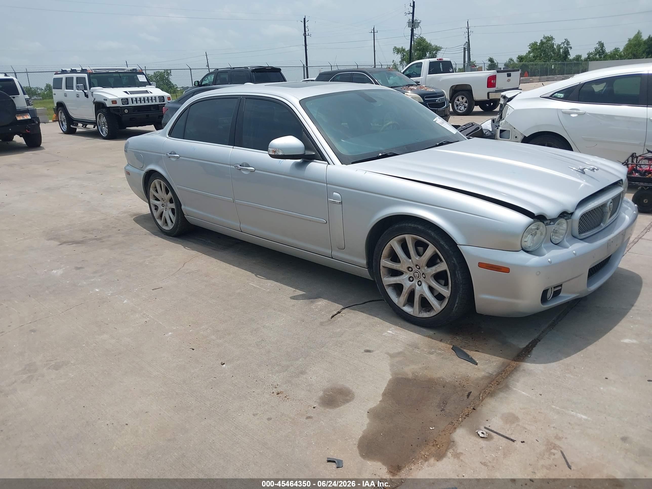 2008 Jaguar XJ 8 LWB, VIN SAJWA79B18SH26961 — Перед
