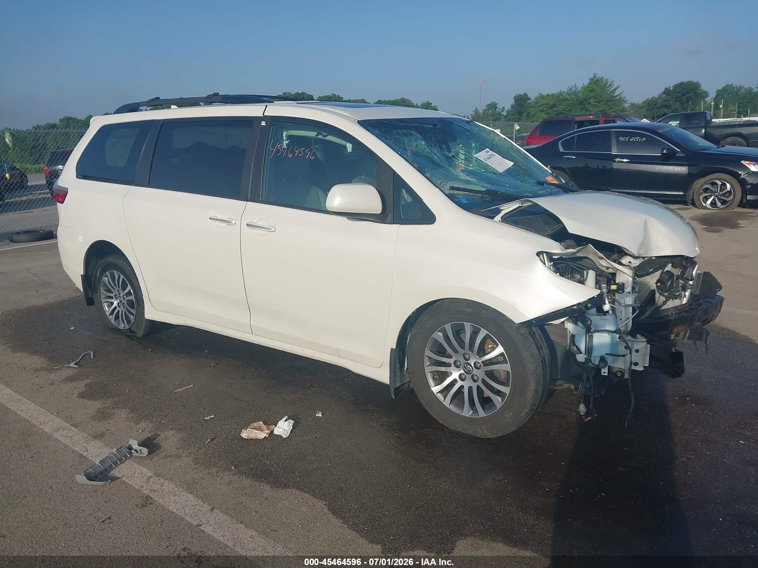 2019 Toyota Sienna XLE, VIN 5TDYZ3DC2KS993712 — Перед