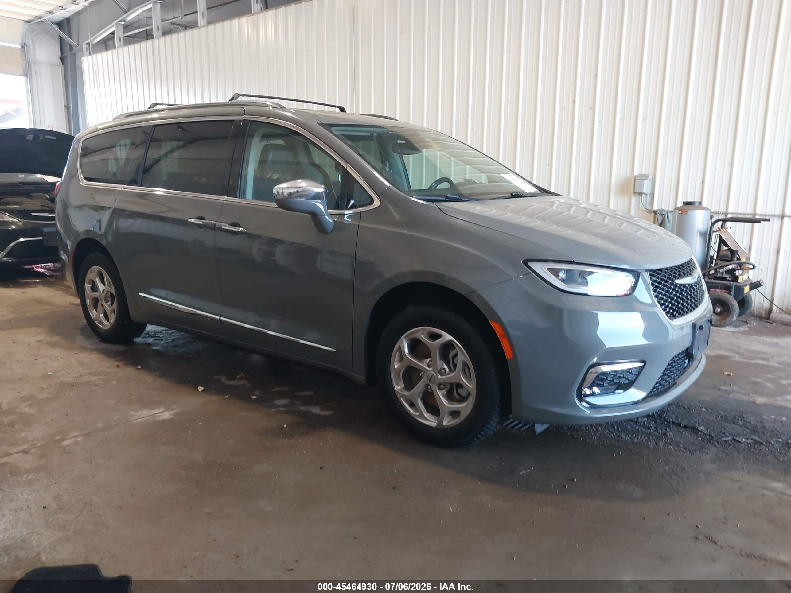 2021 Chrysler Pacifica Limited, VIN 2C4RC3GG6MR544887 — Rear end