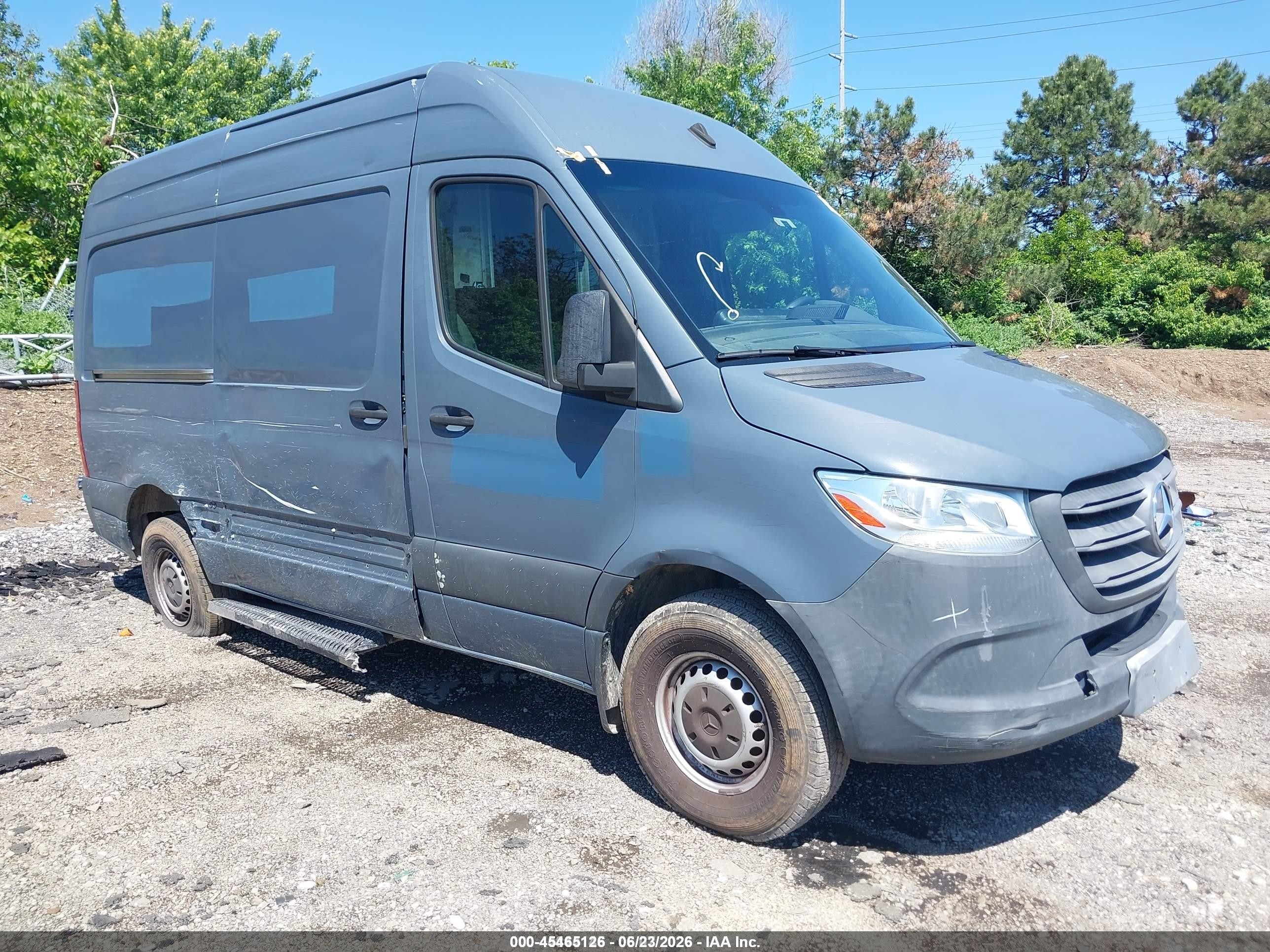 2019 Mercedes-Benz Sprinter Cargo, VIN WD4PF0CD4KP054283 — Бок