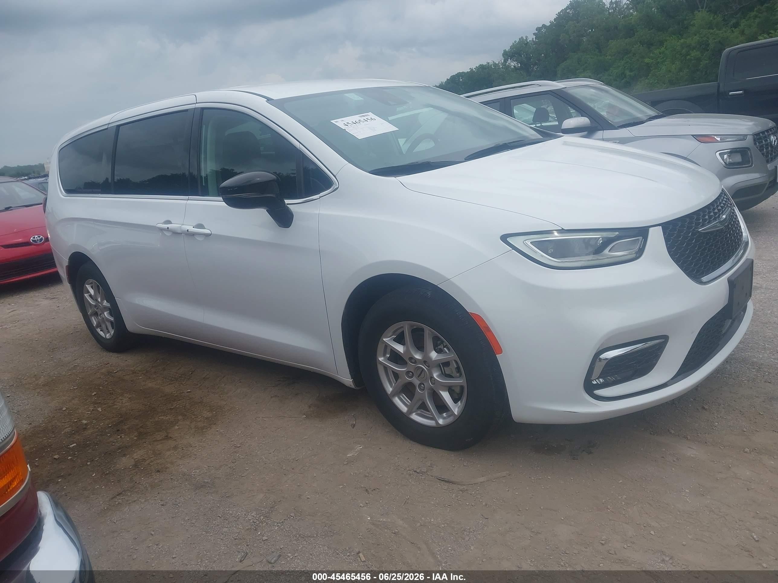 2024 Chrysler Pacifica Touring L, VIN 2C4RC1BG5RR144421 — Front end