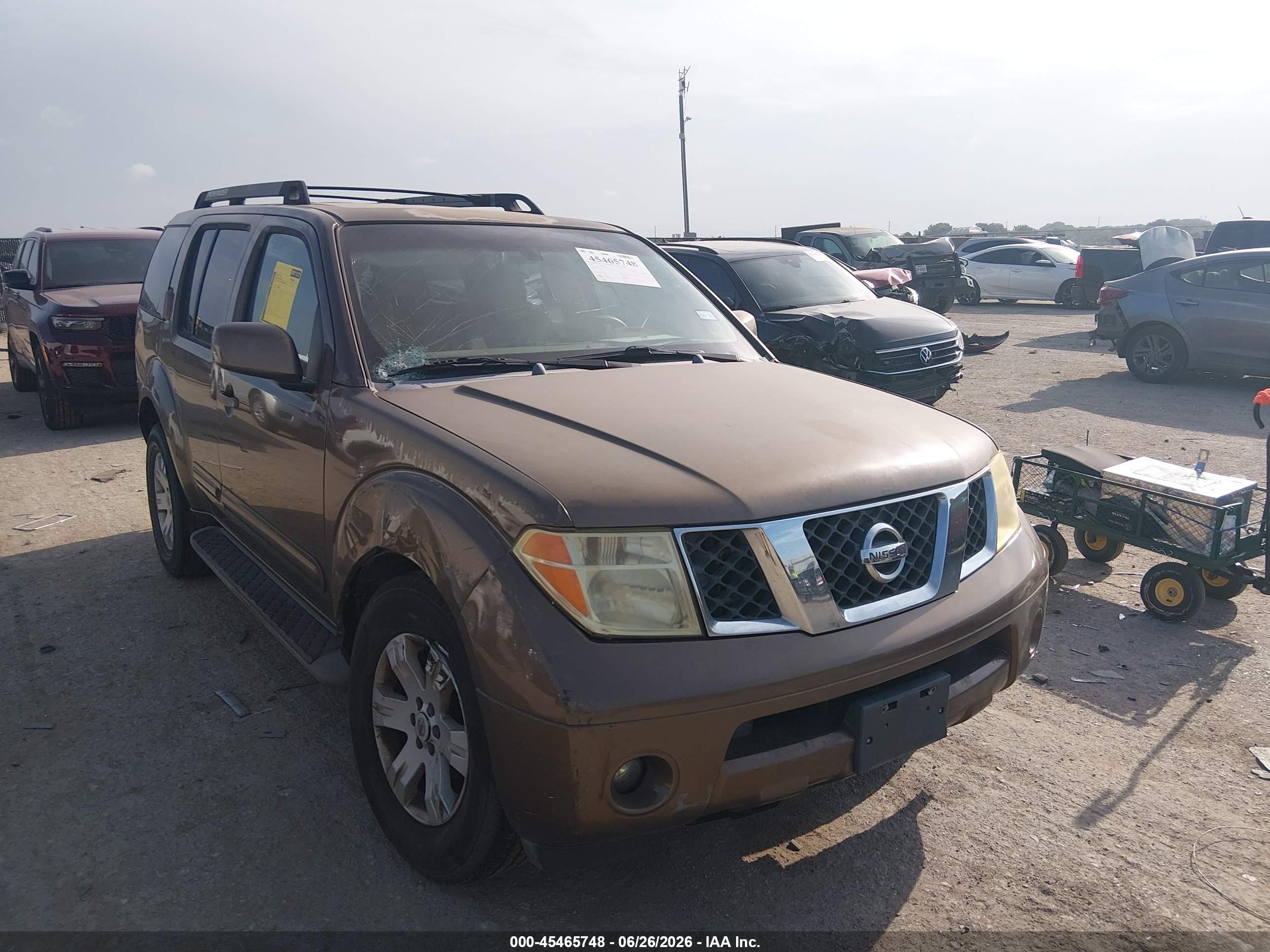 2005 Nissan Pathfinder LE, VIN 5N1AR18U15C705740 — Перед