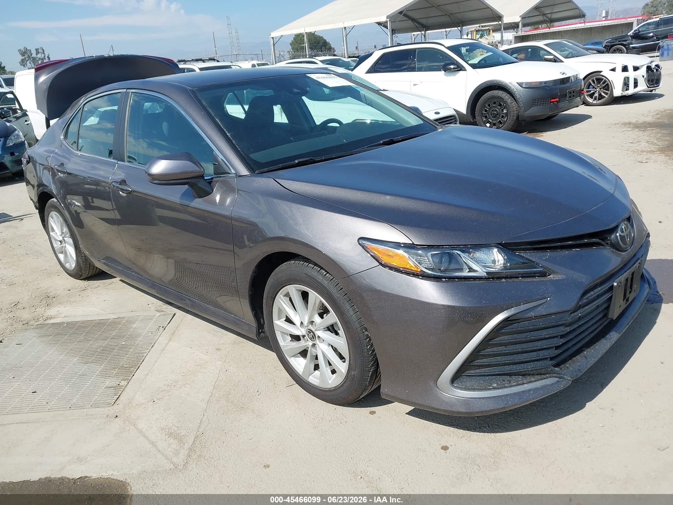 2022 Toyota Camry LE, VIN 4T1C11AK8NU659701 — Зад
