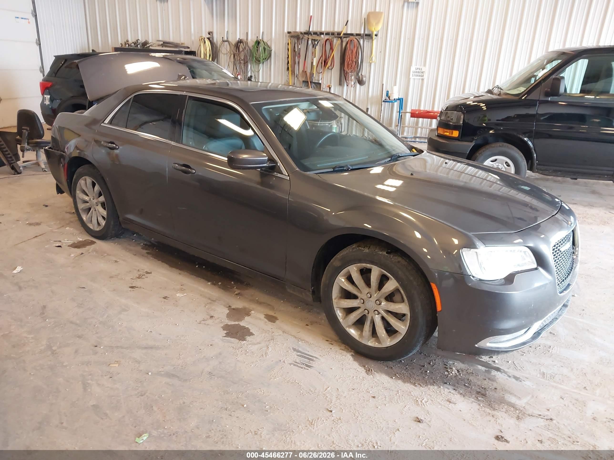 2017 Chrysler 300 Limited, VIN 2C3CCARG4HH582626 — Зад