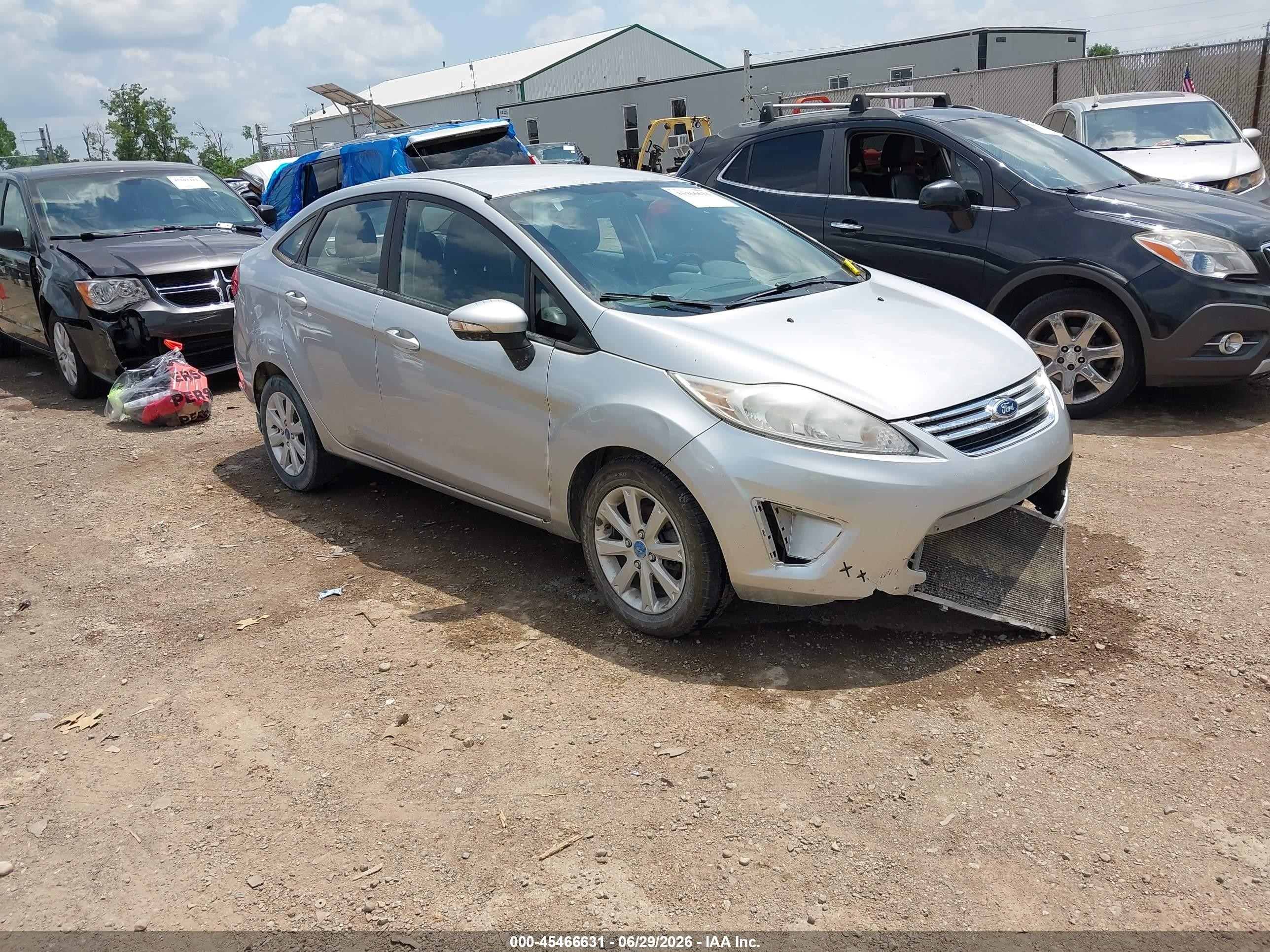 2013 Ford Fiesta SE, VIN 3FADP4BJ8DM176149 — Front end