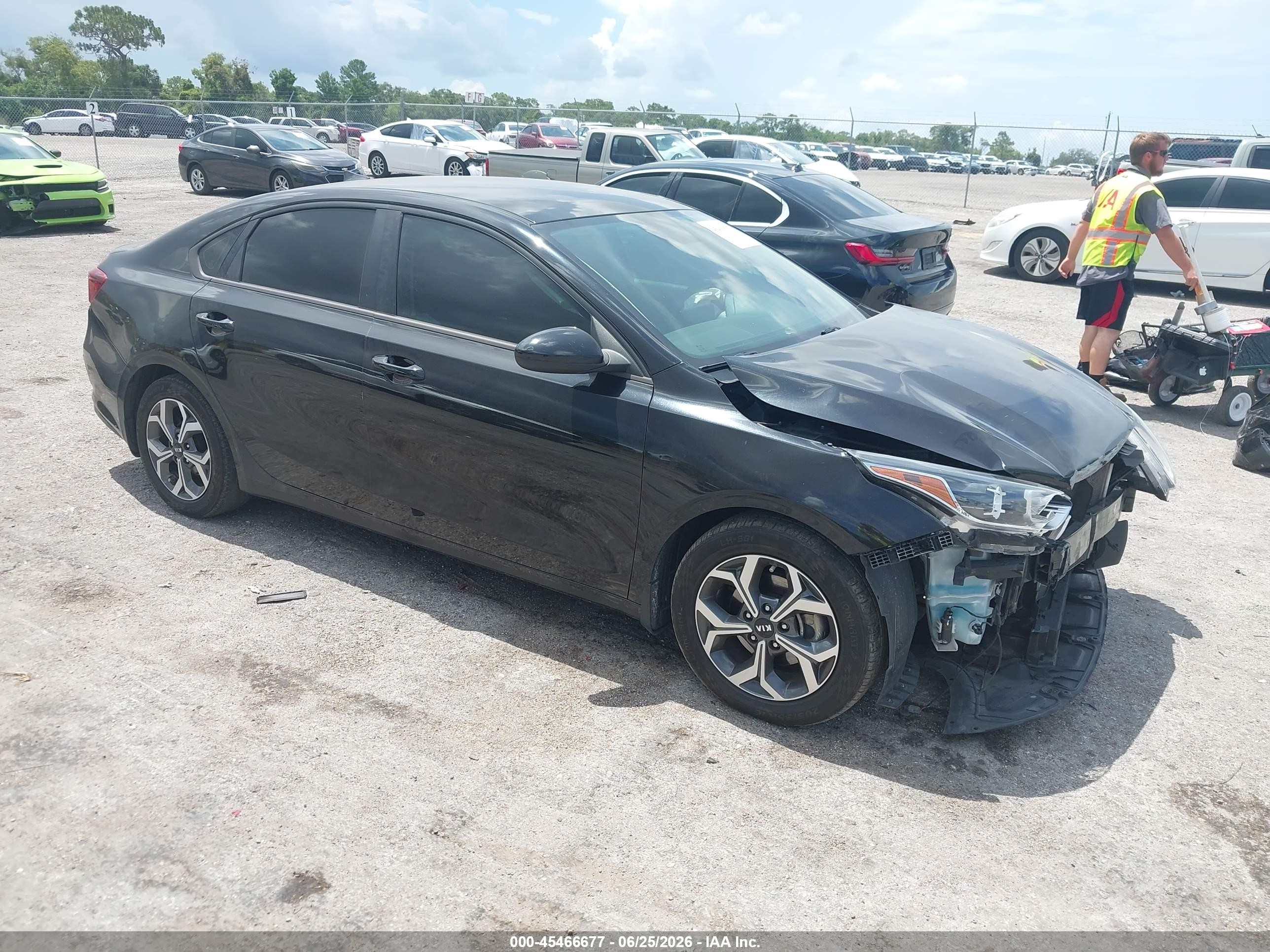 2021 Kia Forte LXS, VIN 3KPF24AD8ME381400 — Front end