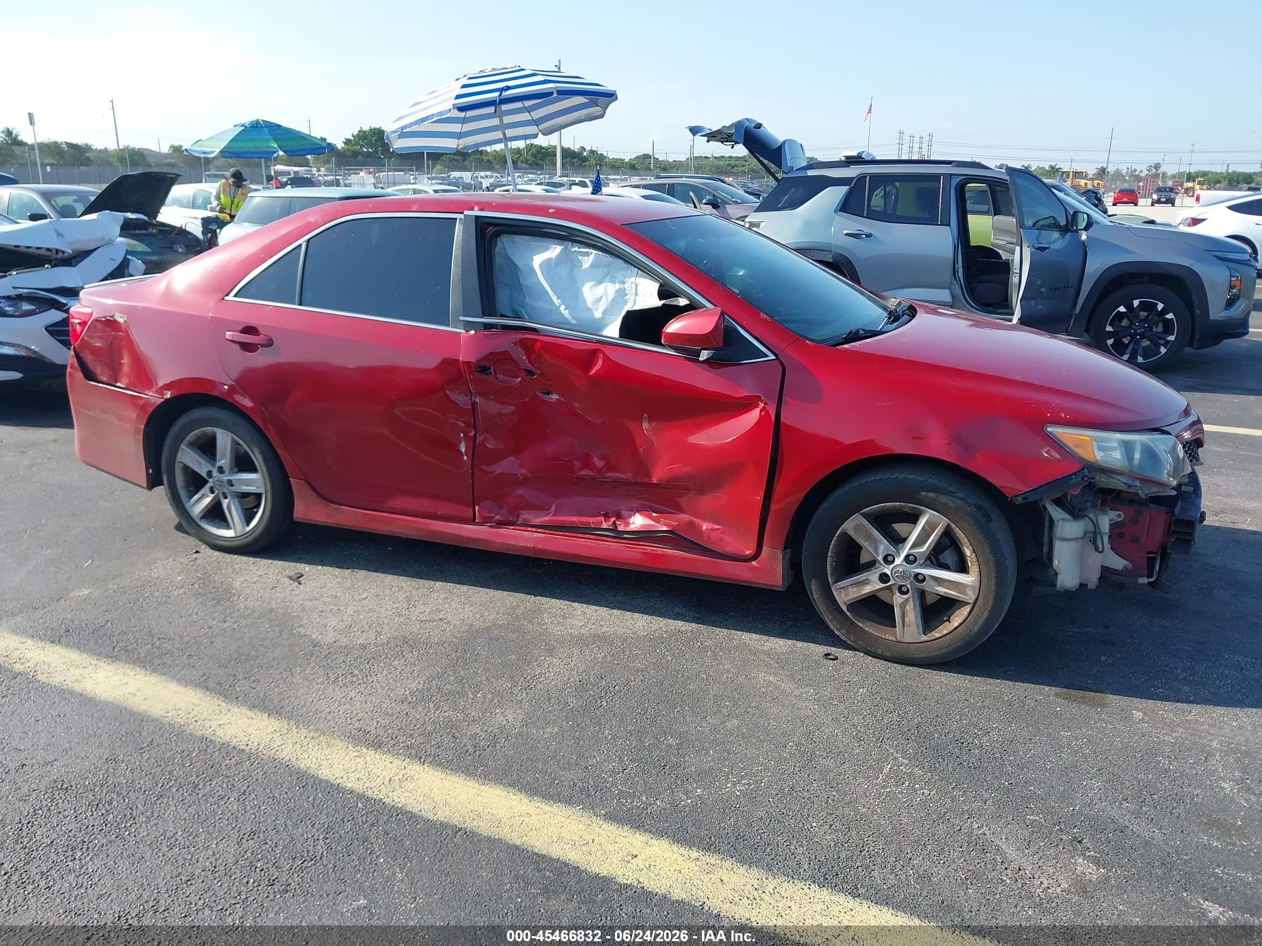 2014 Toyota Camry SE Sport, VIN 4T1BF1FK9EU842885 — Side
