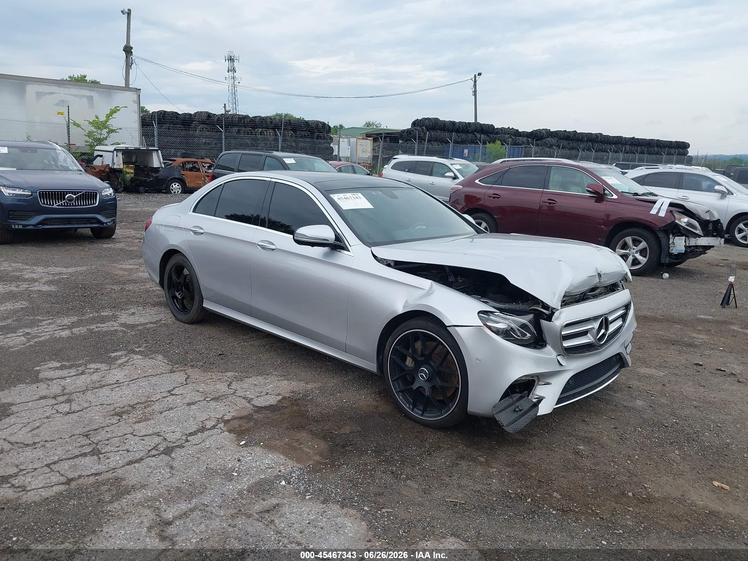 2019 Mercedes-Benz E 300, VIN WDDZF4KB1KA582978 — Front end