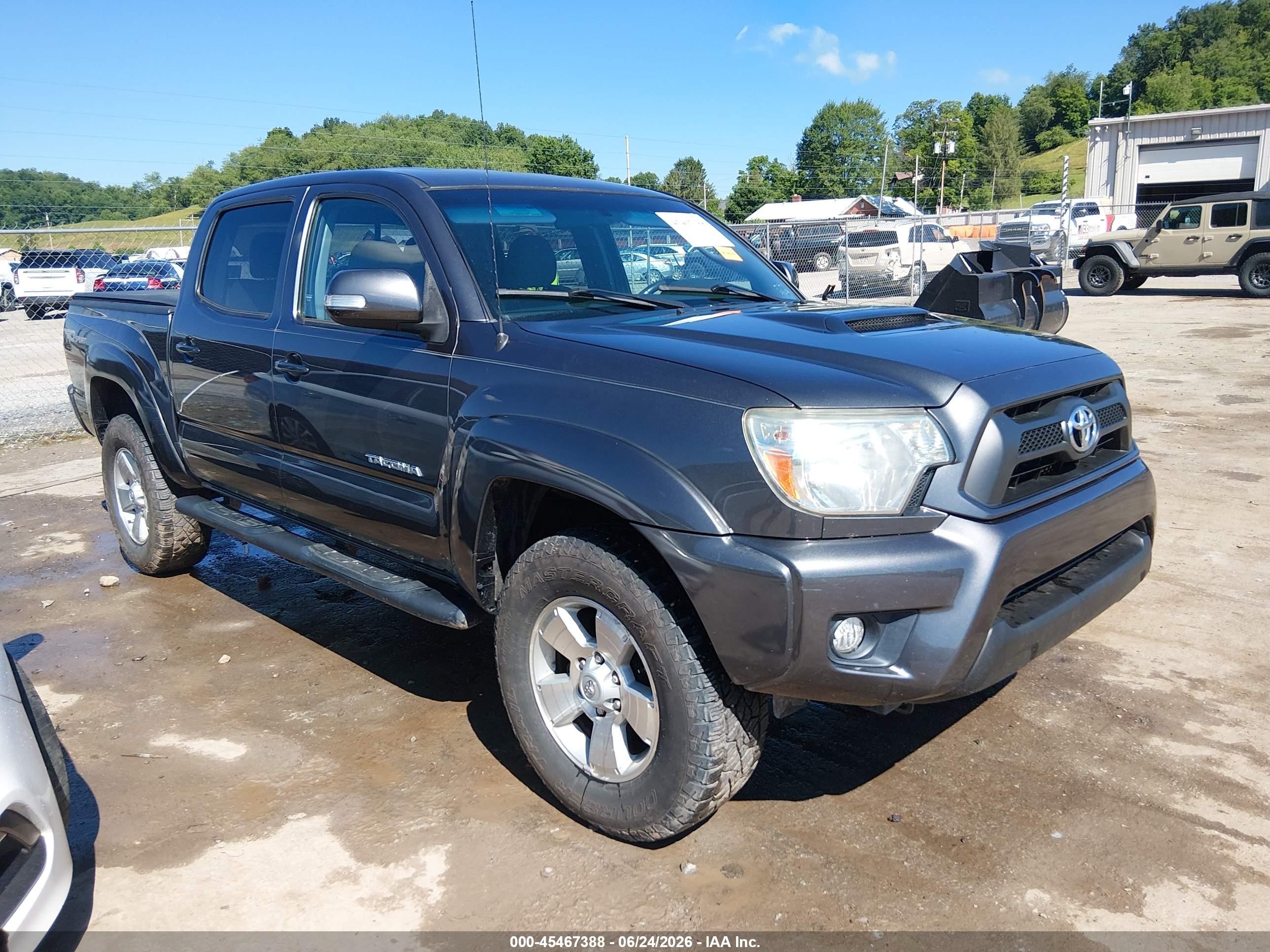 2015 Toyota Tacoma, VIN 3TMLU4EN5FM166226 — Rear end