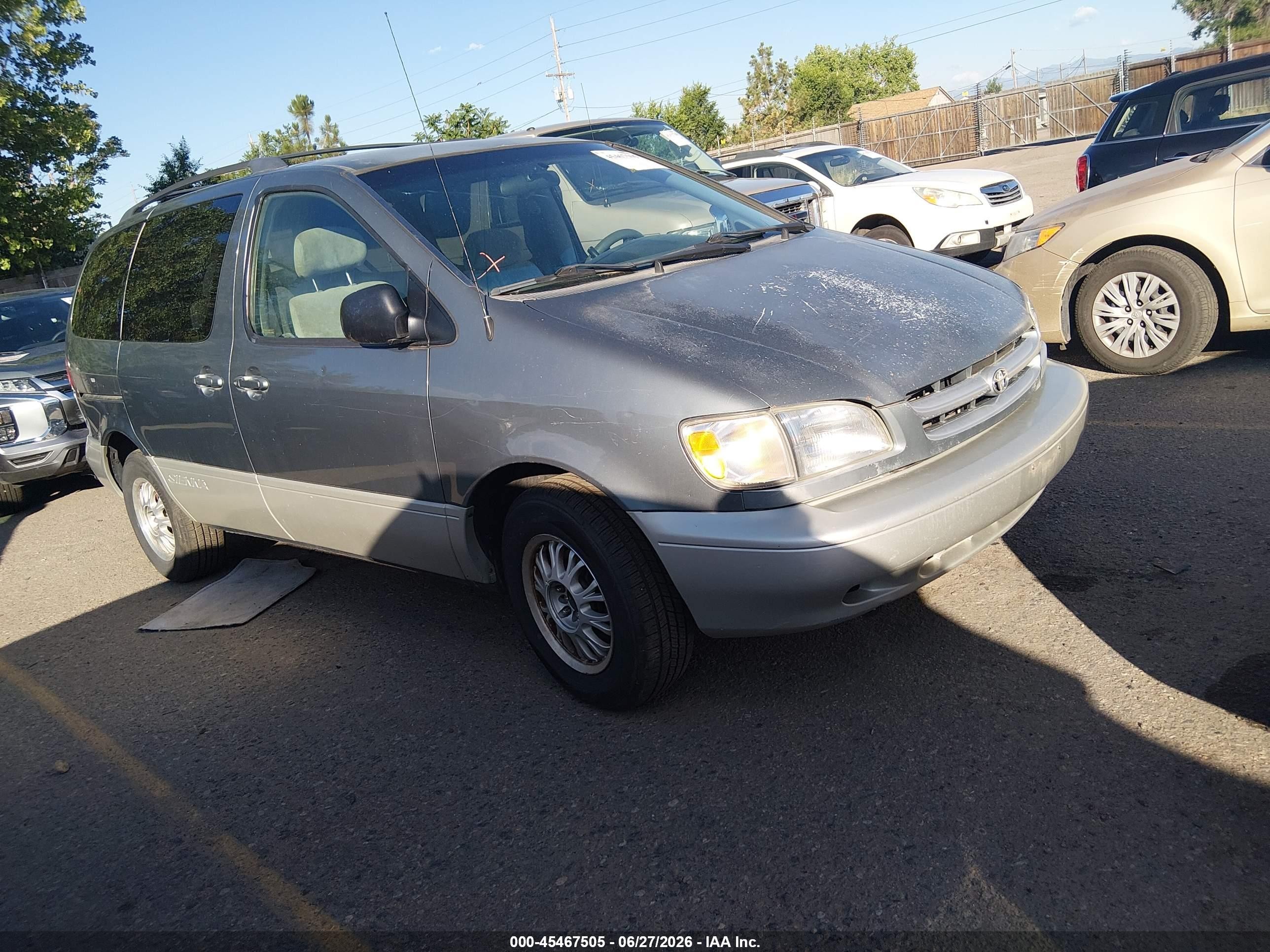2000 Toyota Sienna LE, VIN 4T3ZF13CXYU205592 — Normal wear