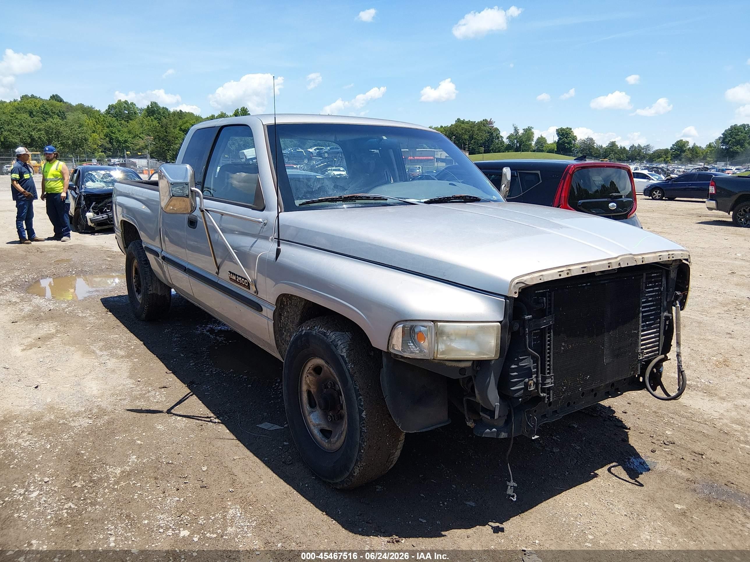 1998 Dodge 2500, VIN 1B7KC2369WJ203161 — Перед