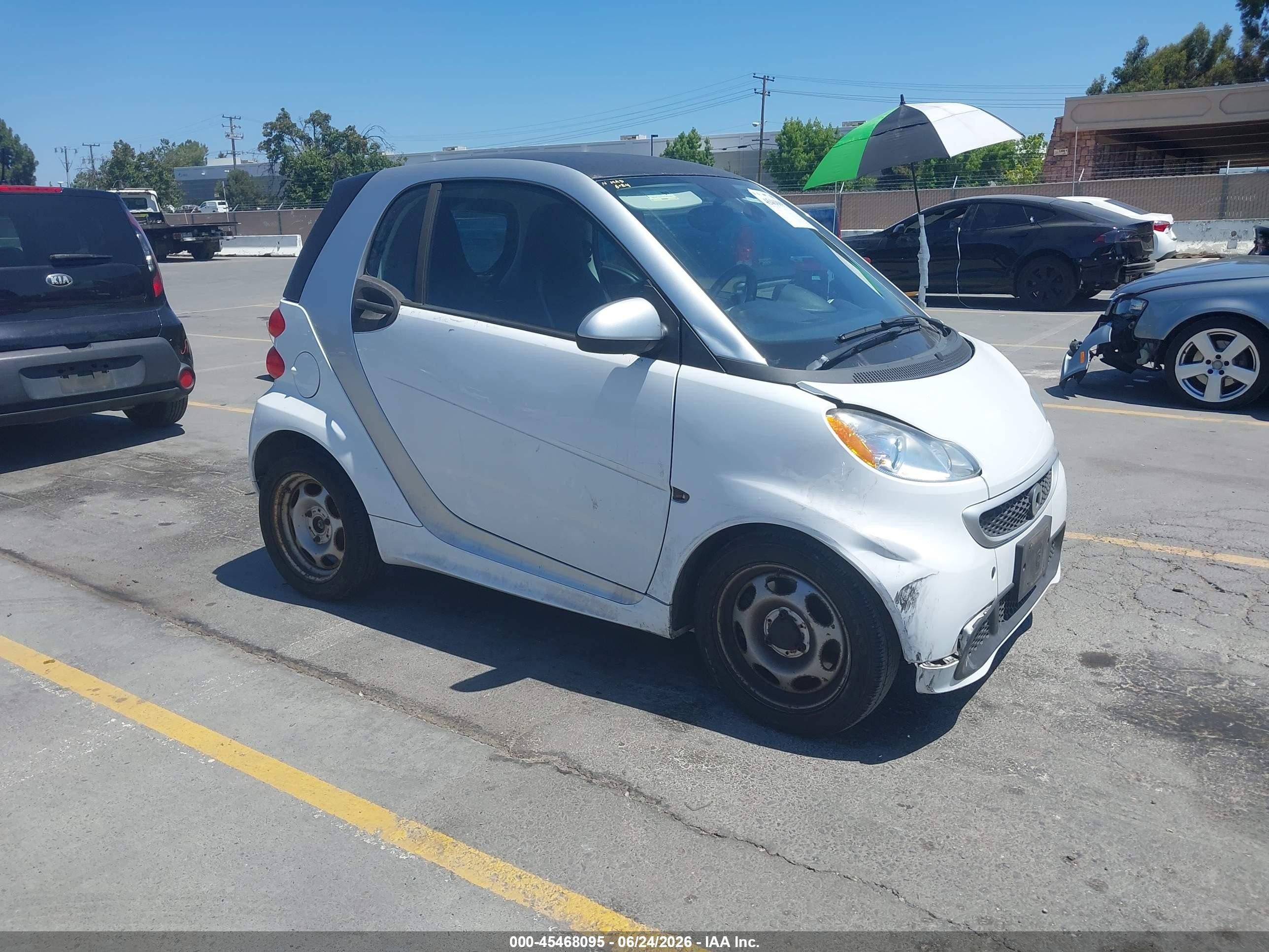 2015 Smart fortwo Pure, VIN WMEEJ3BA9FK810431 — Перед