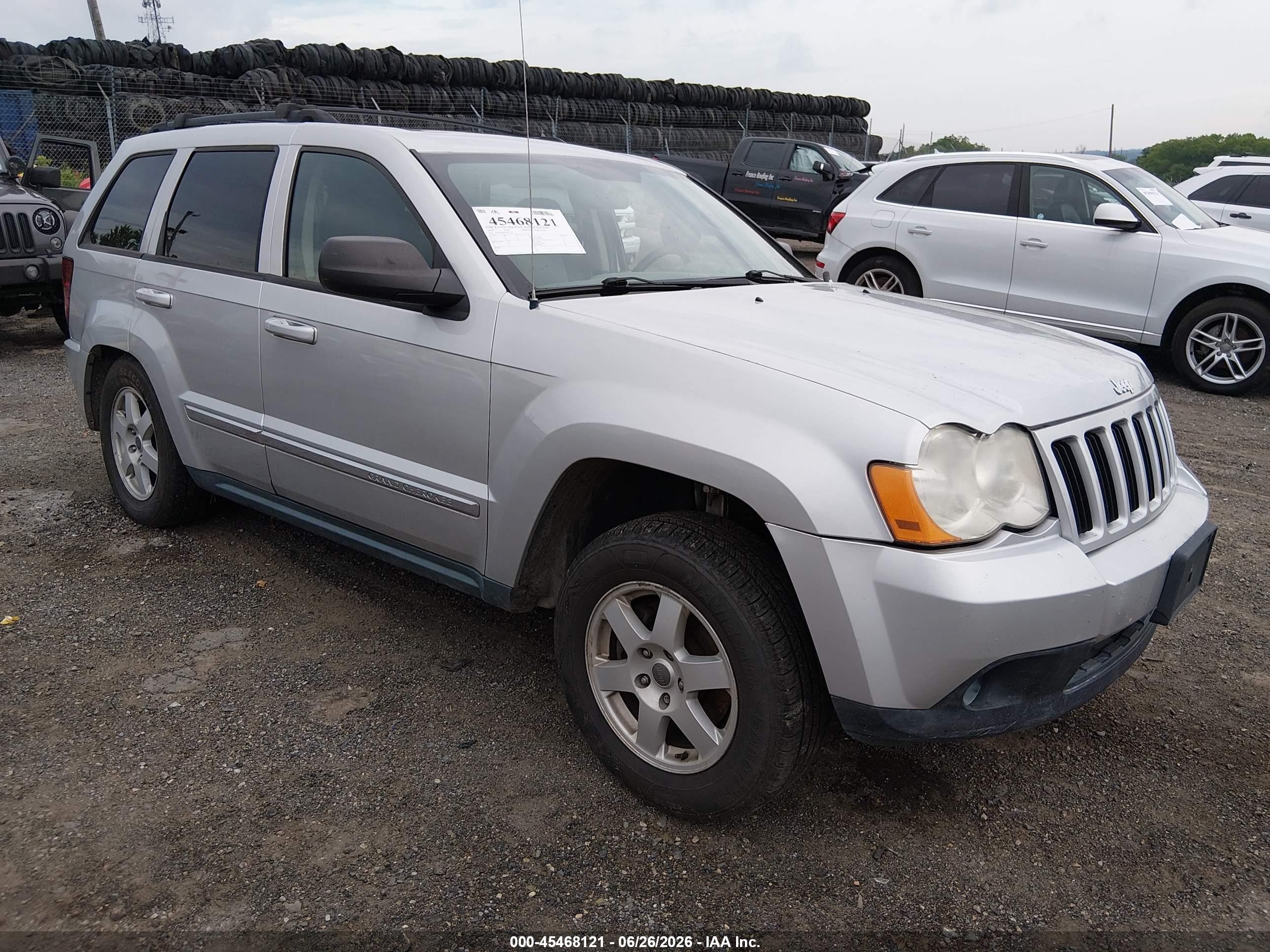 2009 Jeep Grand Cherokee Laredo, VIN 1J8GR48K39C553781 — Side