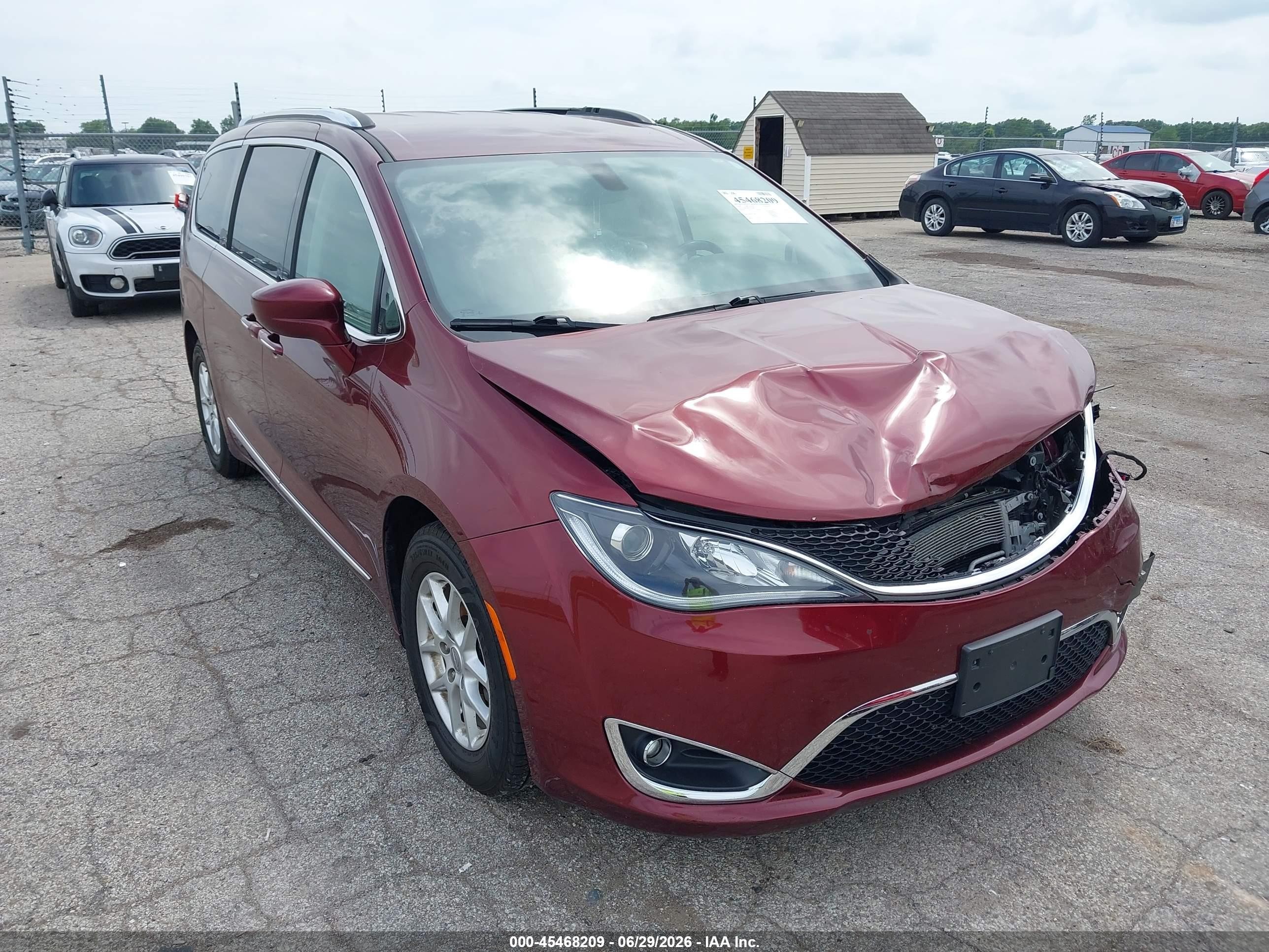 2020 Chrysler Pacifica Touring L, VIN 2C4RC1BG6LR110897 — Front end