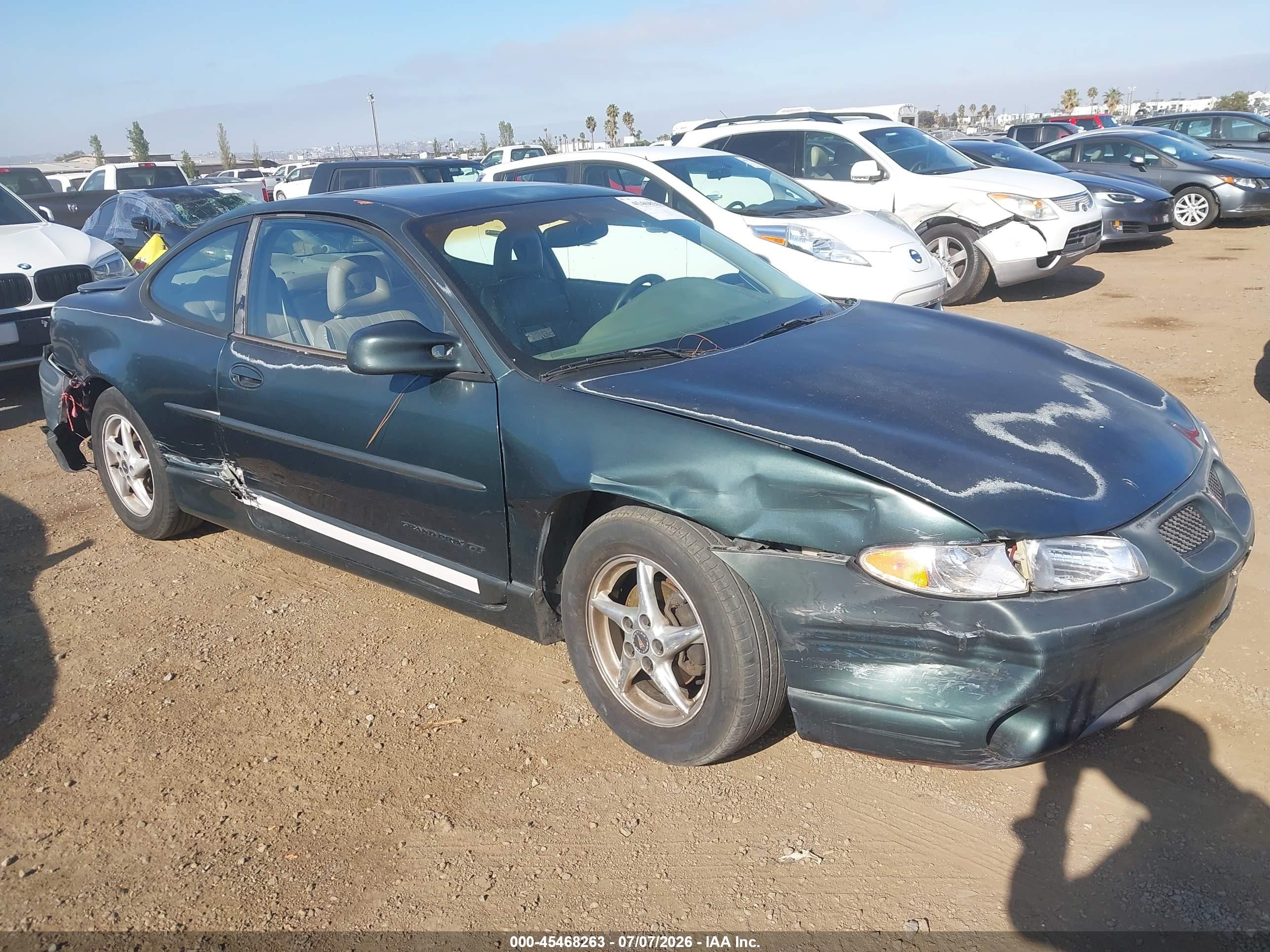 2000 Pontiac Grand Prix GT, VIN 1G2WP12K7YF345033 — Side